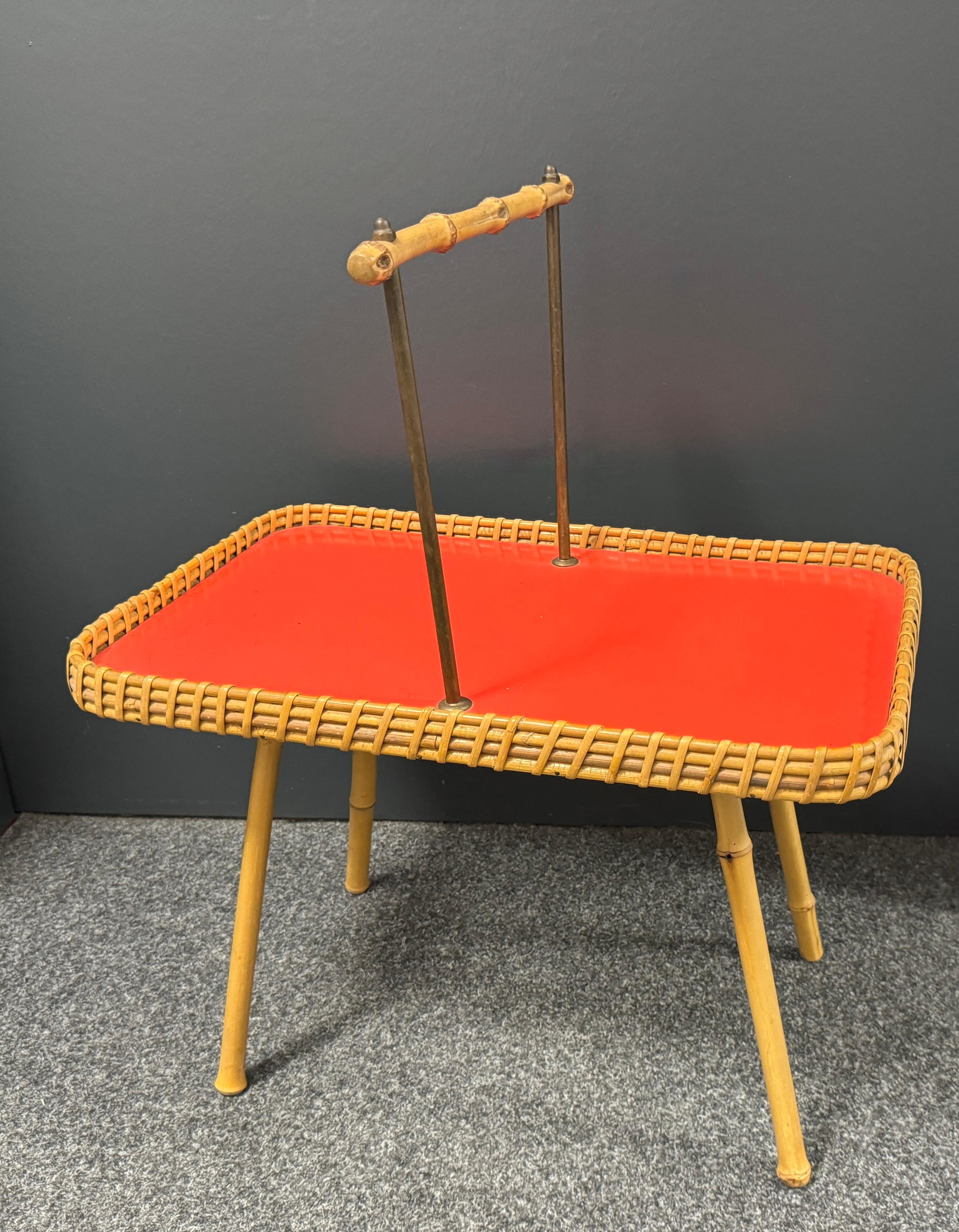 Mesa de bar, desayuno o bandeja de té de mimbre, bambú y madera, Alemania, años 50 en venta 2