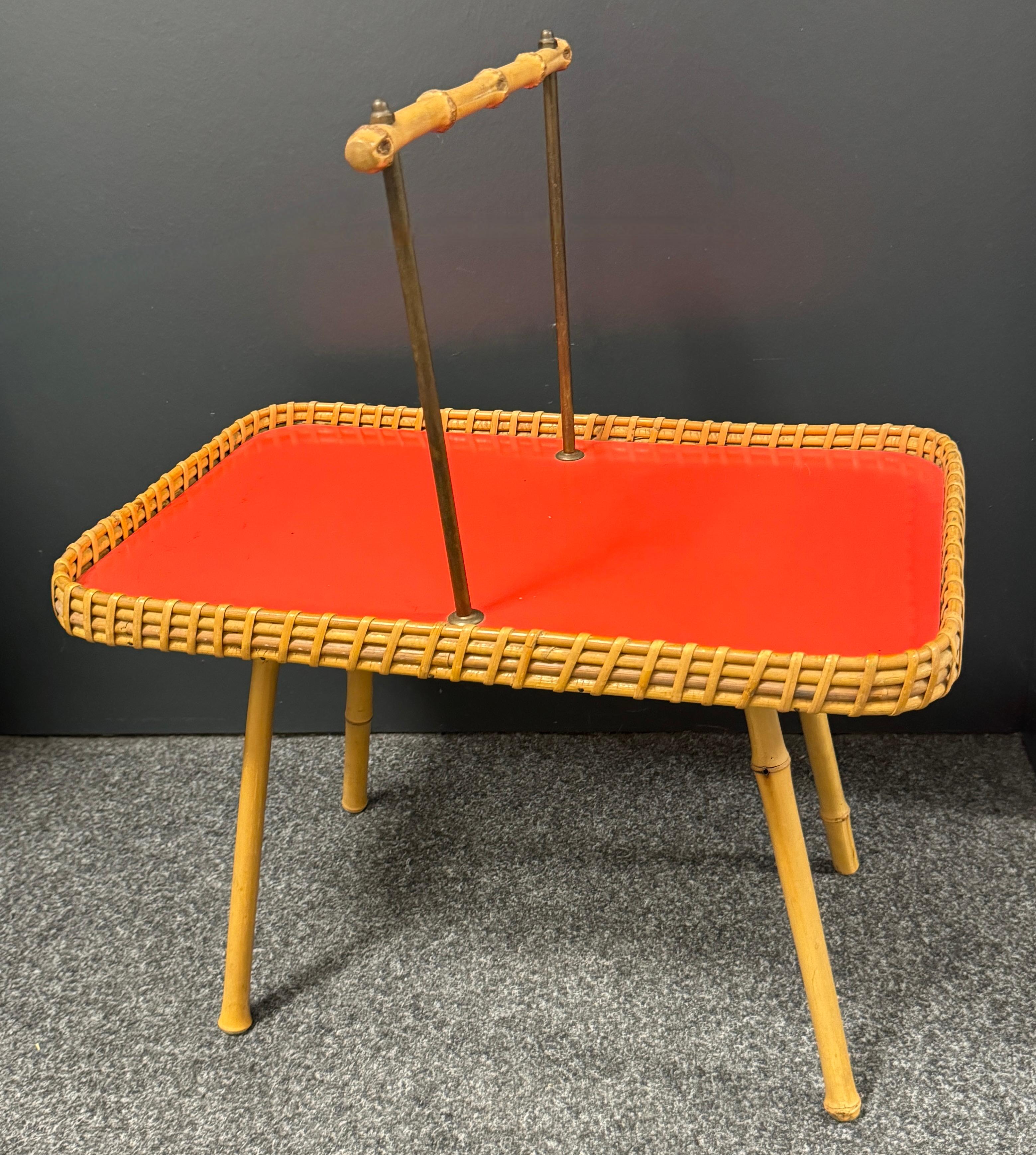 Mesa de bar, desayuno o bandeja de té de mimbre, bambú y madera, Alemania, años 50 en venta 3