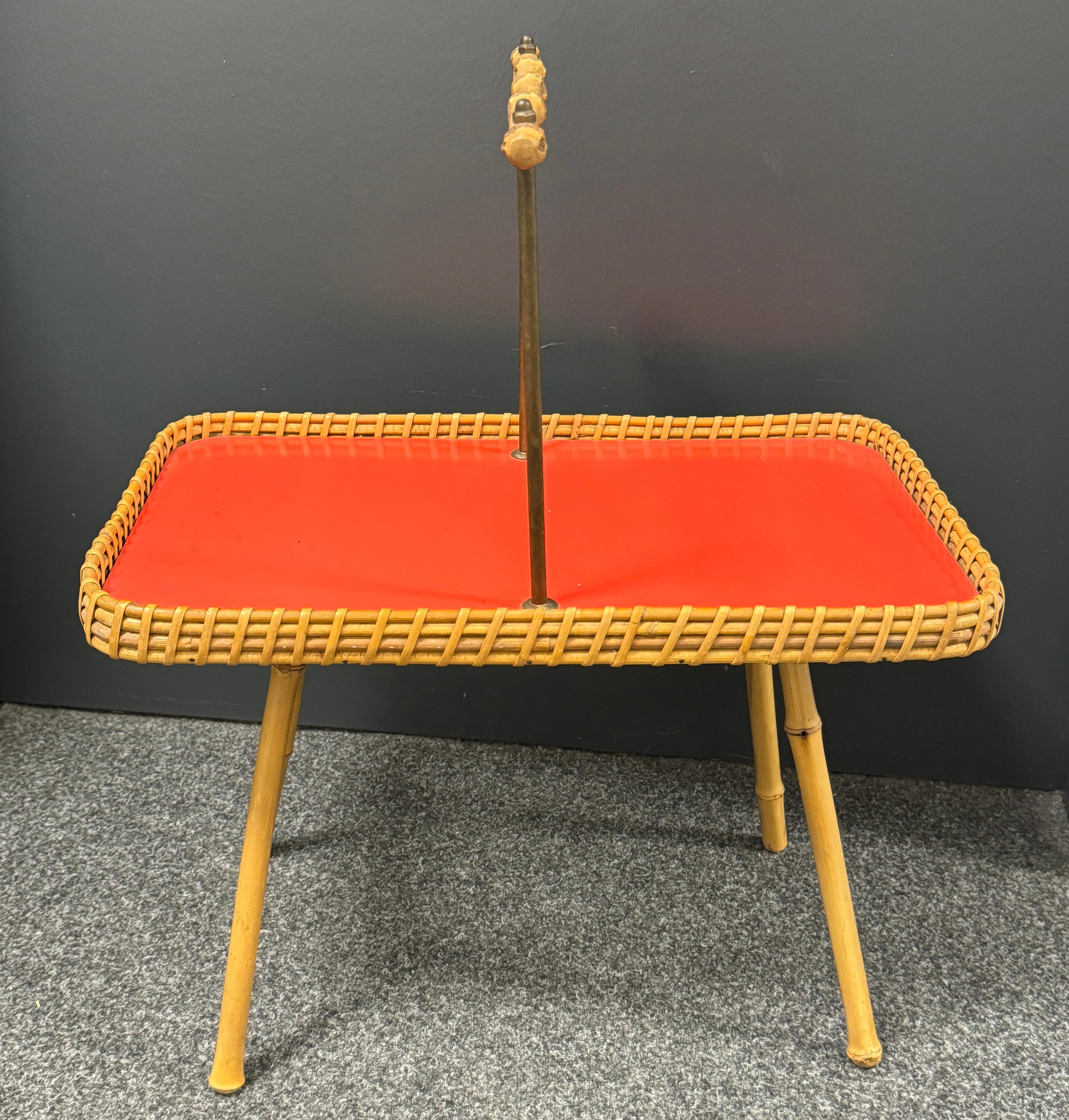 Mesa de bar, desayuno o bandeja de té de mimbre, bambú y madera, Alemania, años 50 en venta 4
