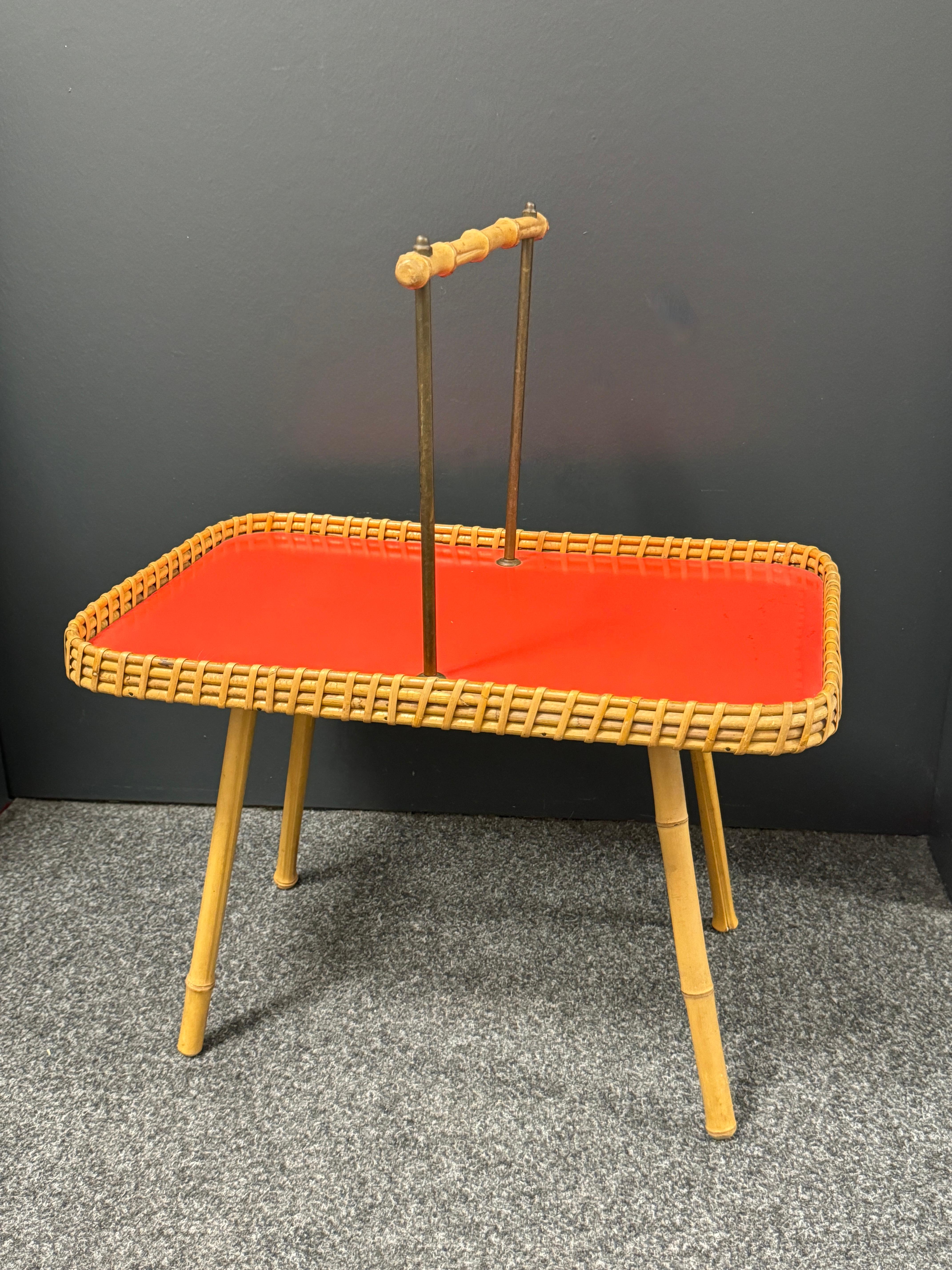 Mesa de bar, desayuno o bandeja de té de mimbre, bambú y madera, Alemania, años 50 en venta 6