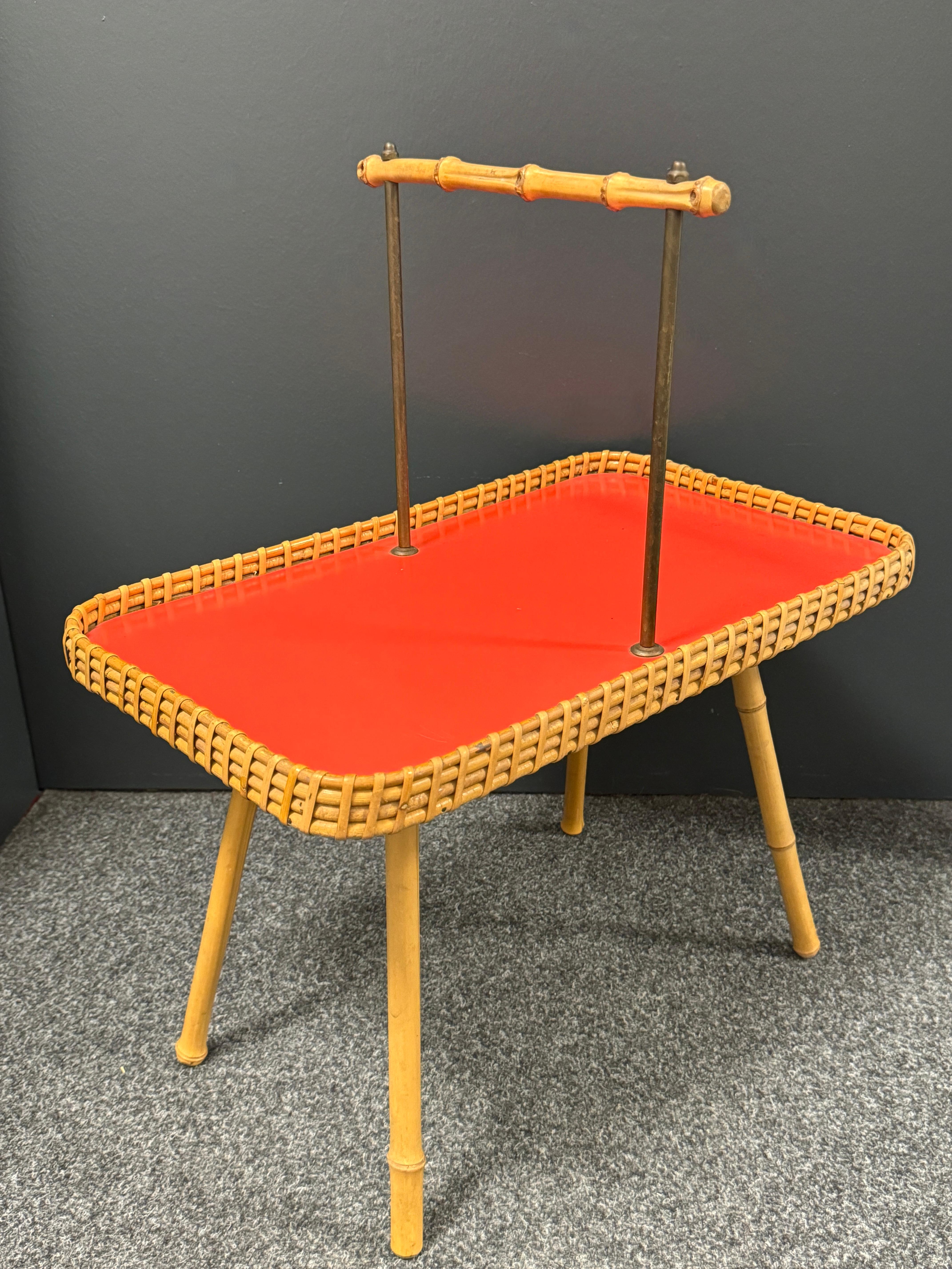 Mesa de bar, desayuno o bandeja de té de mimbre, bambú y madera, Alemania, años 50 en venta 7