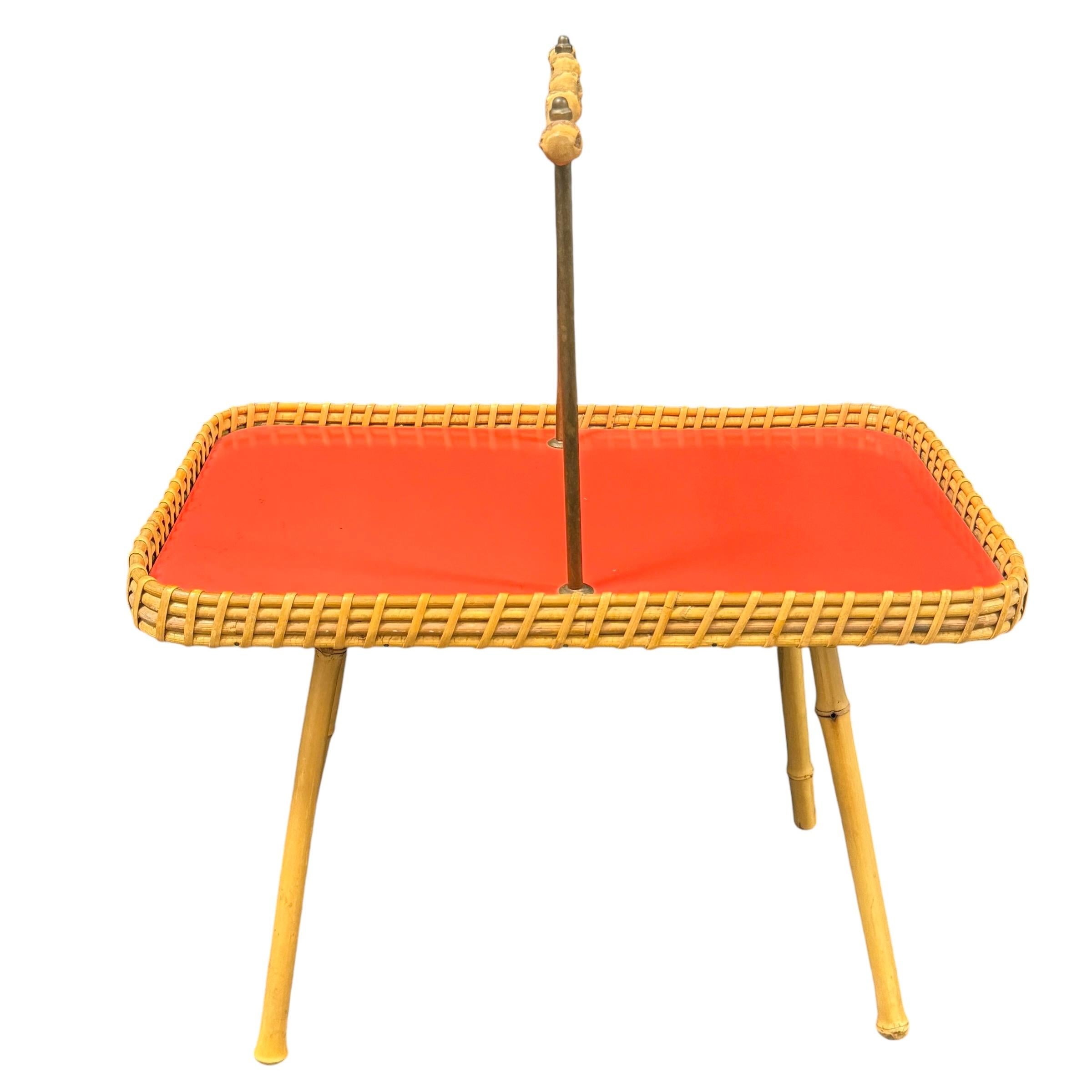 Mesa de bar, desayuno o bandeja de té de mimbre, bambú y madera, Alemania, años 50 Moderno de mediados de siglo en venta