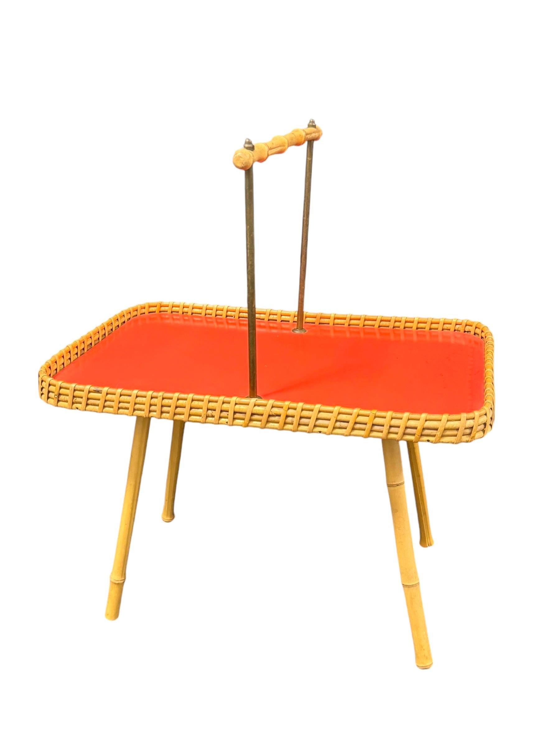 Mesa de bar, desayuno o bandeja de té de mimbre, bambú y madera, Alemania, años 50 Hecho a mano en venta
