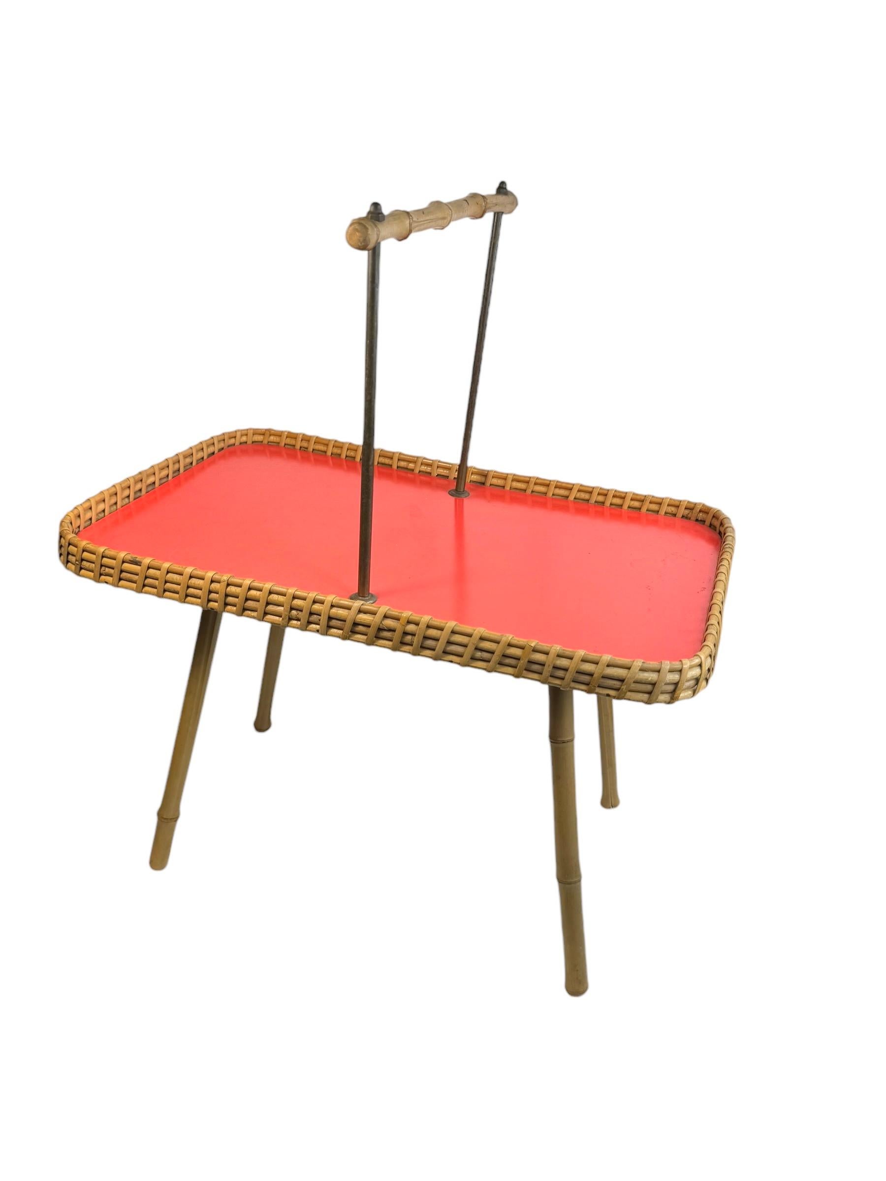 Mesa de bar, desayuno o bandeja de té de mimbre, bambú y madera, Alemania, años 50 en venta 1