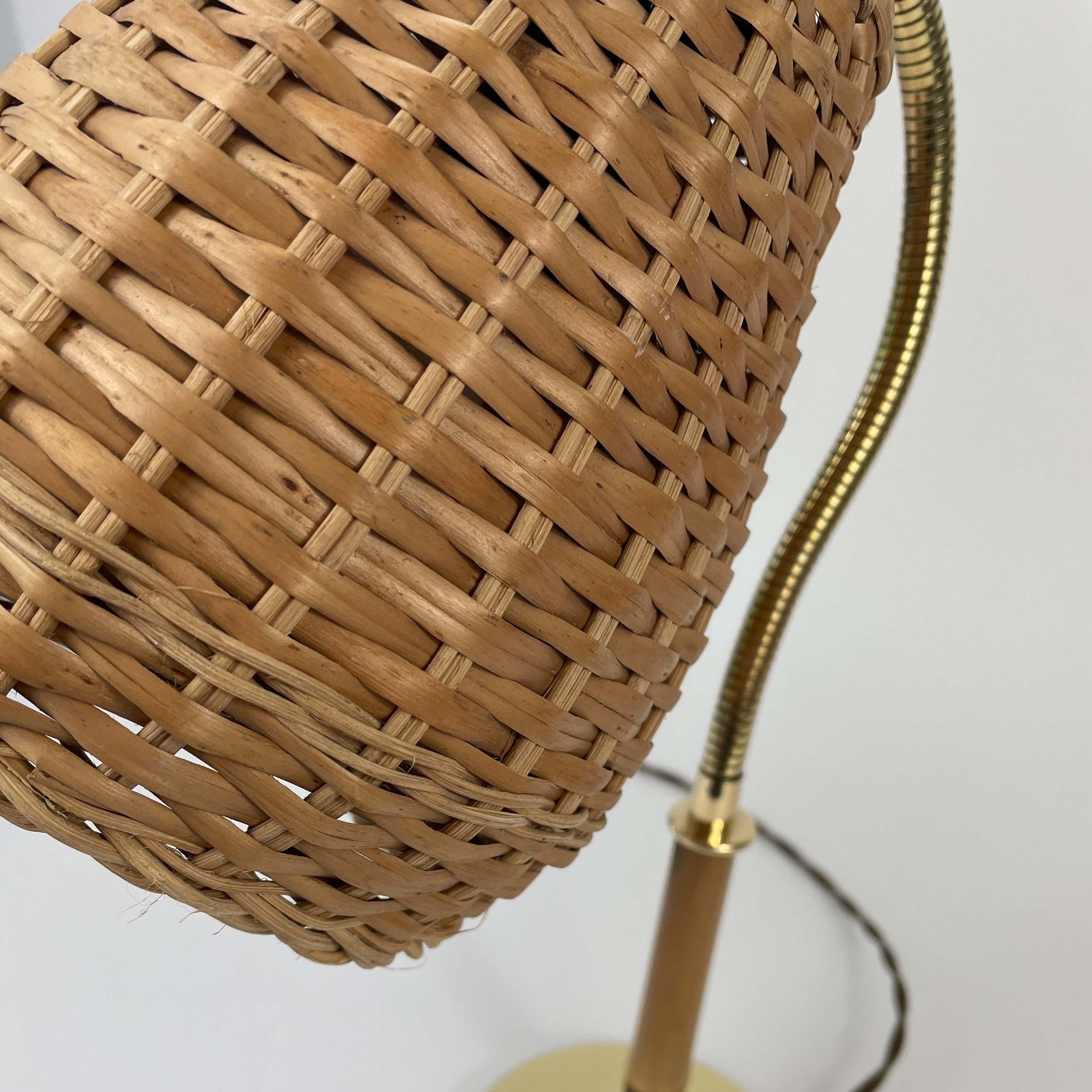 Lámpara de mesa de mimbre, bambú y latón, Austria Años 50 en venta 5