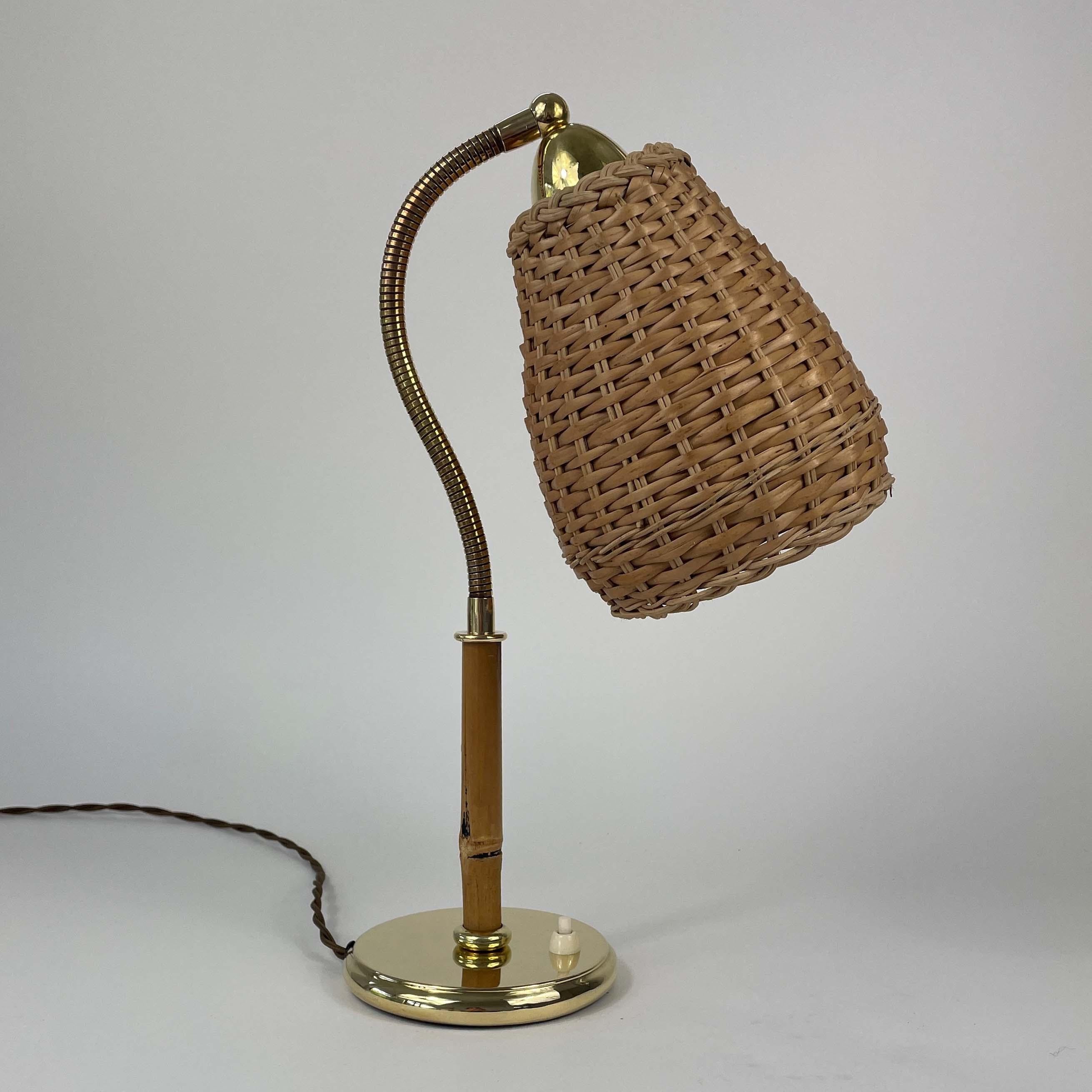 Lámpara de mesa de mimbre, bambú y latón, Austria Años 50 Moderno de mediados de siglo en venta