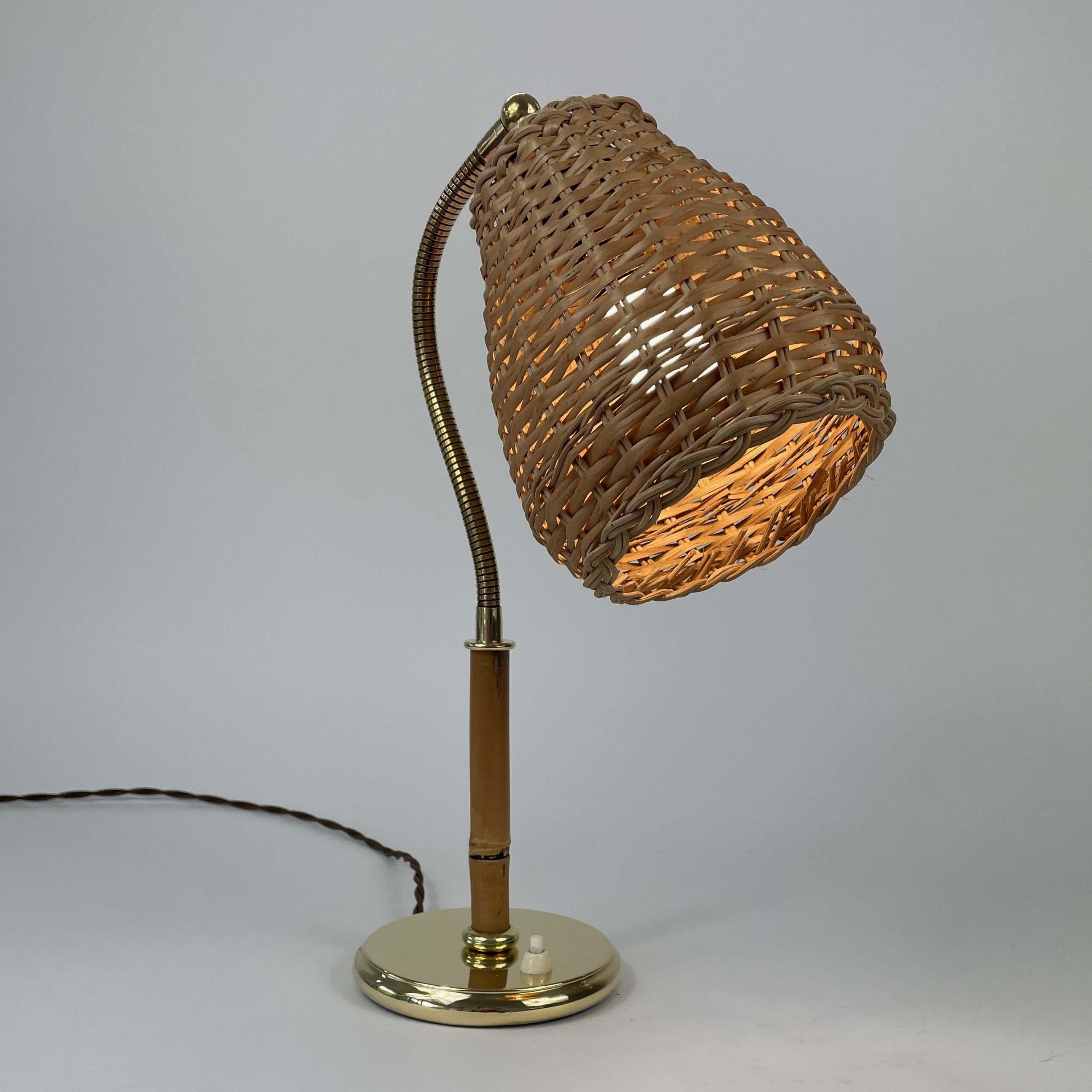 Lámpara de mesa de mimbre, bambú y latón, Austria Años 50 en Bueno estado para la venta en NUEMBRECHT, NRW