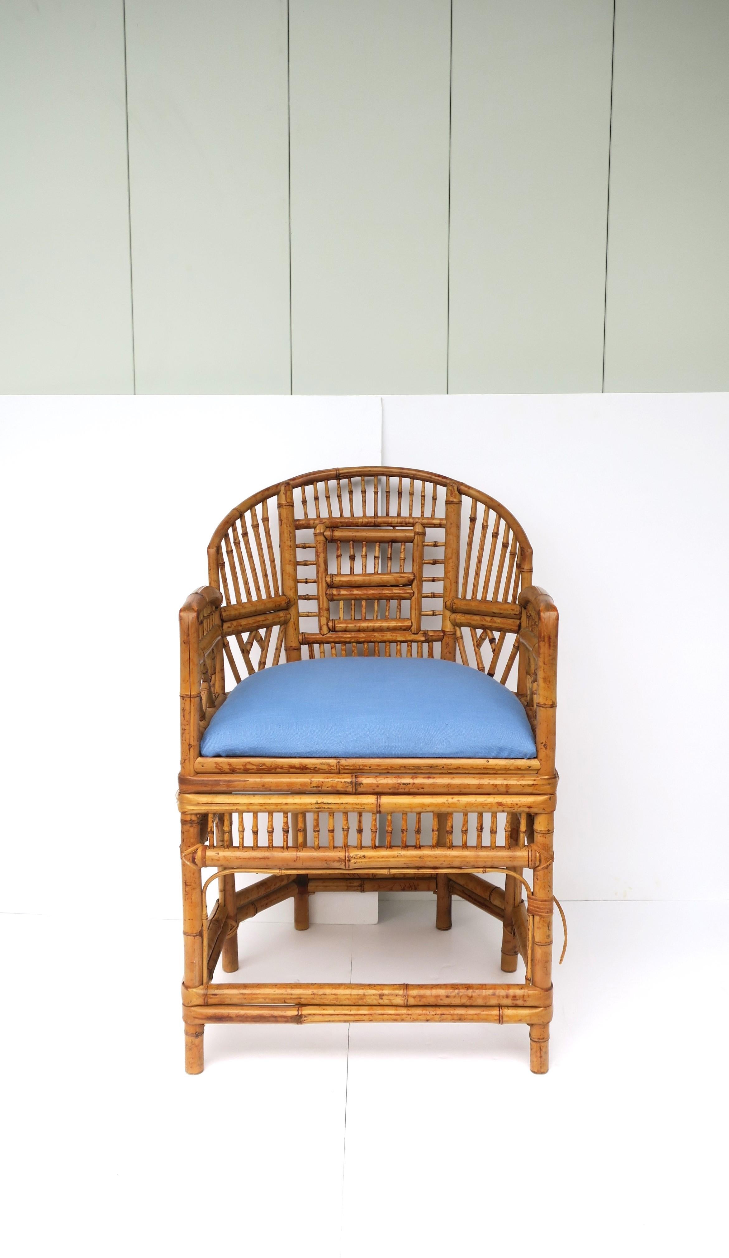 Chinoiseries Chaise en bambou et osier avec assise tapissée bleue de style Chinoiserie en vente
