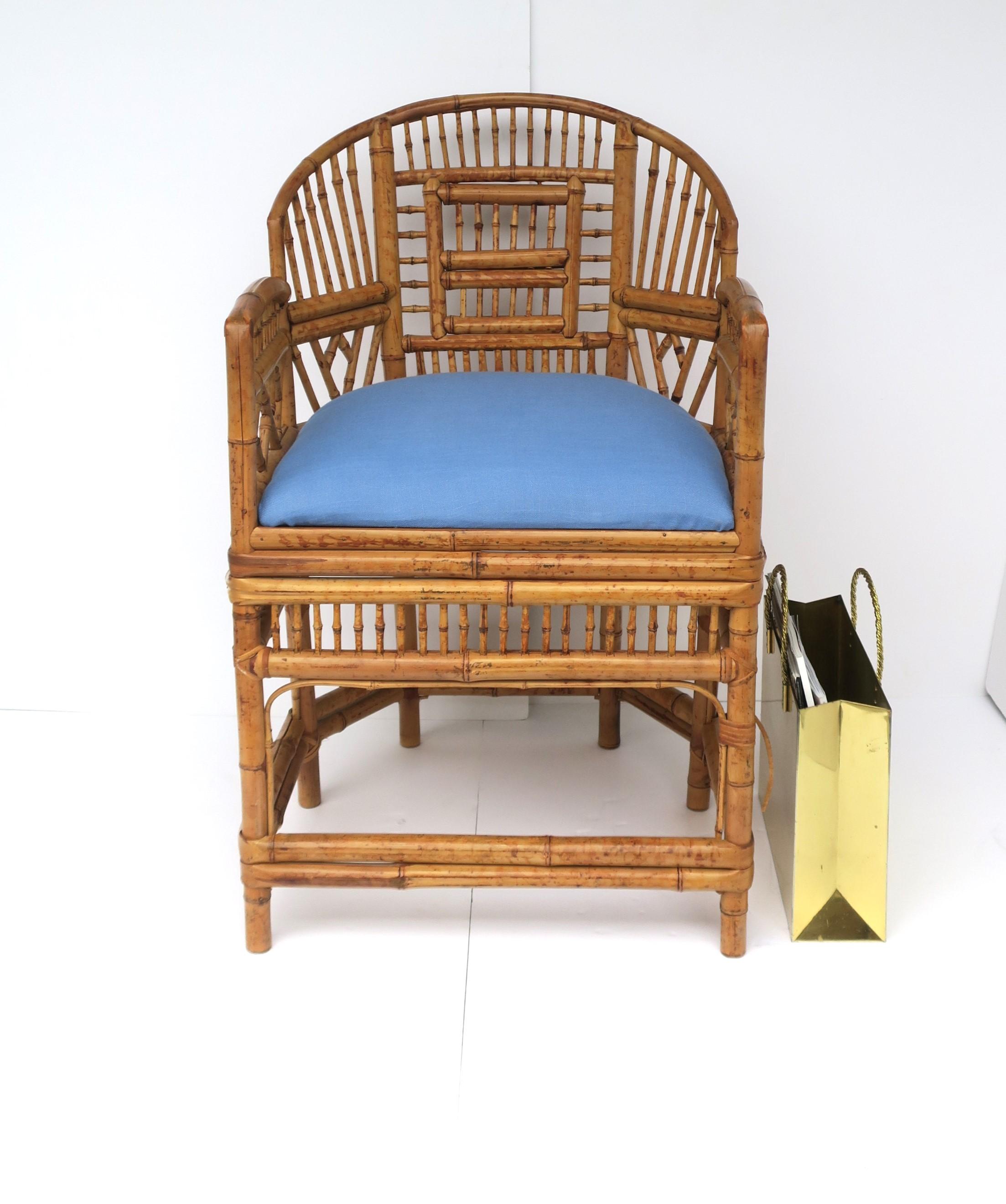 Chaise en bambou et osier avec assise tapissée bleue de style Chinoiserie Bon état - En vente à New York, NY