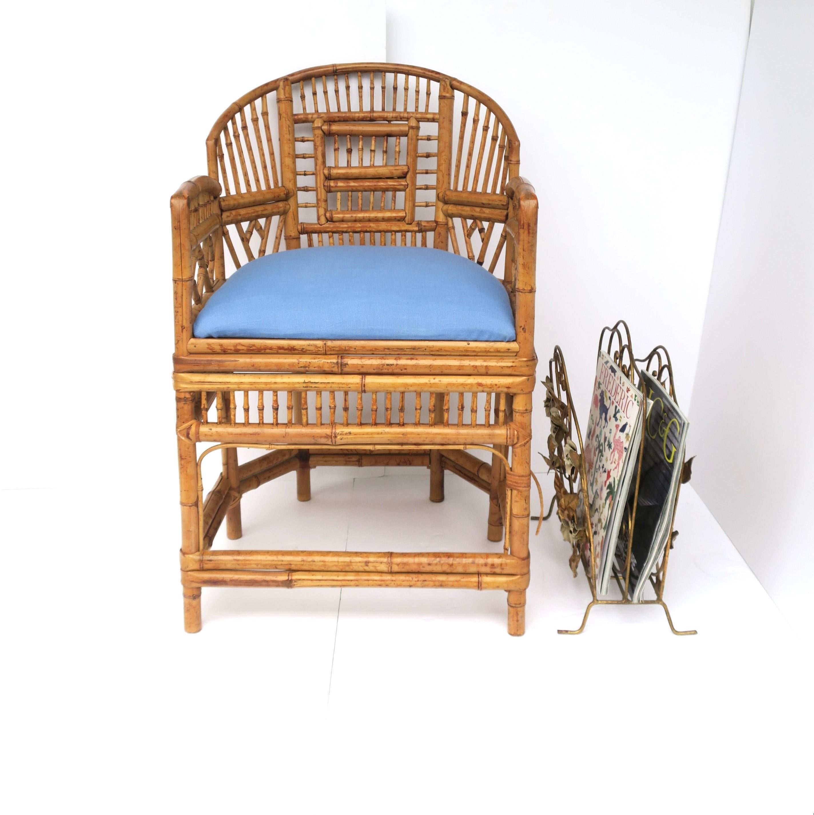 20ième siècle Chaise en bambou et osier avec assise tapissée bleue de style Chinoiserie en vente