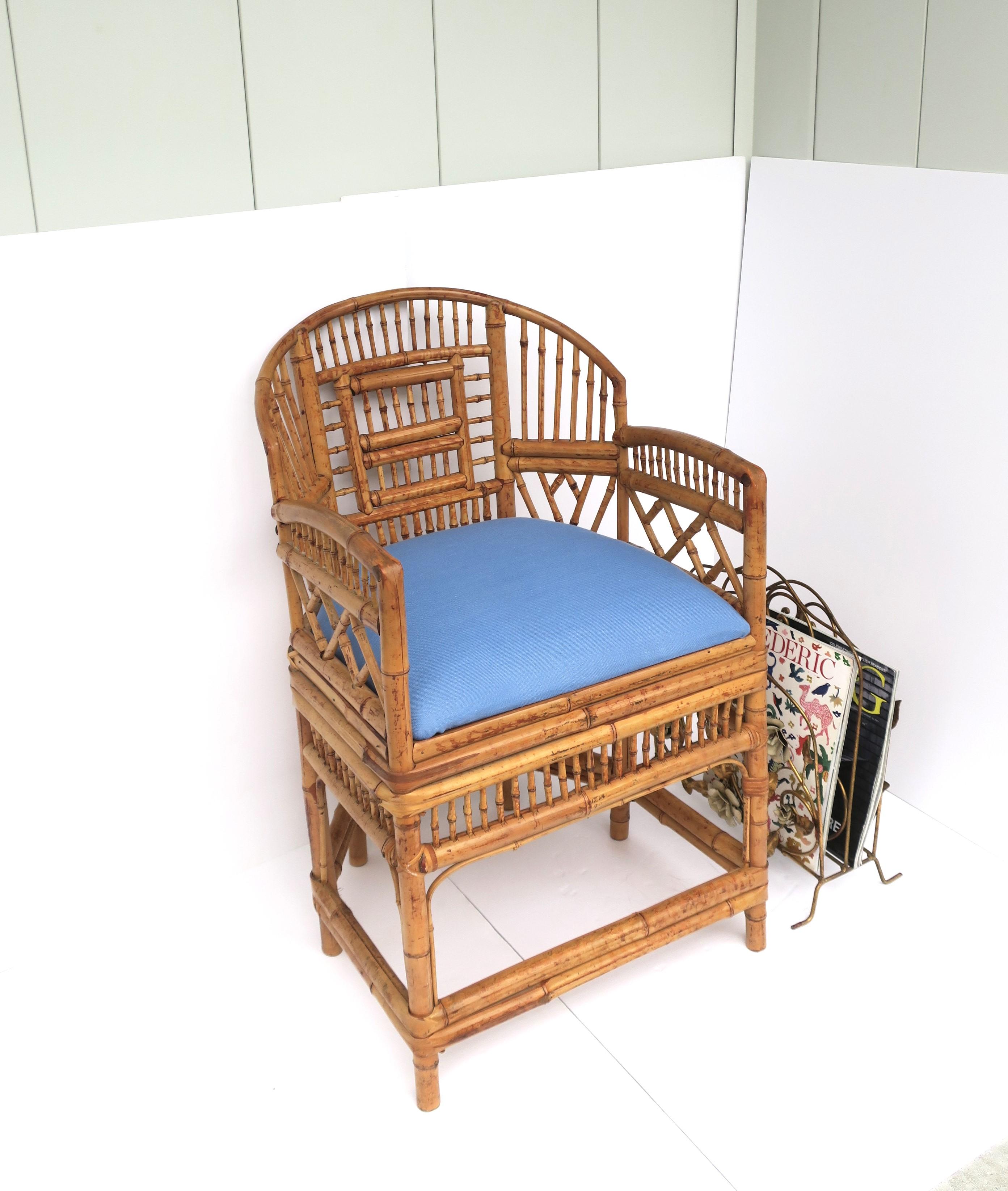 Tissu d'ameublement Chaise en bambou et osier avec assise tapissée bleue de style Chinoiserie en vente