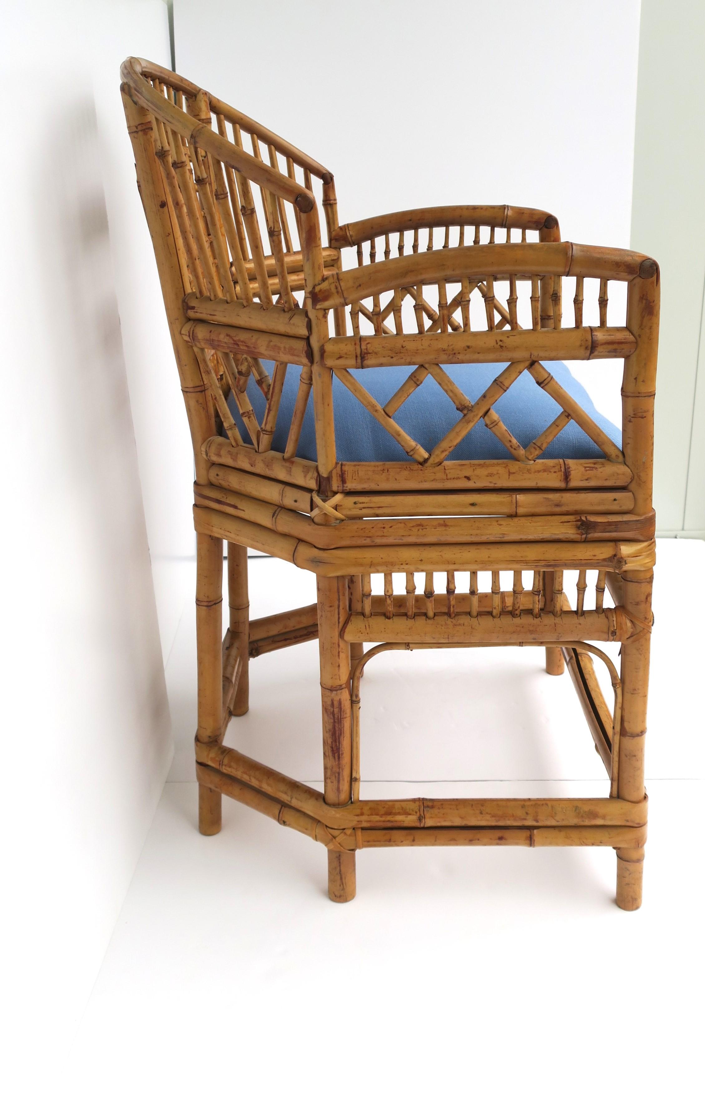 Chaise en bambou et osier avec assise tapissée bleue de style Chinoiserie en vente 2
