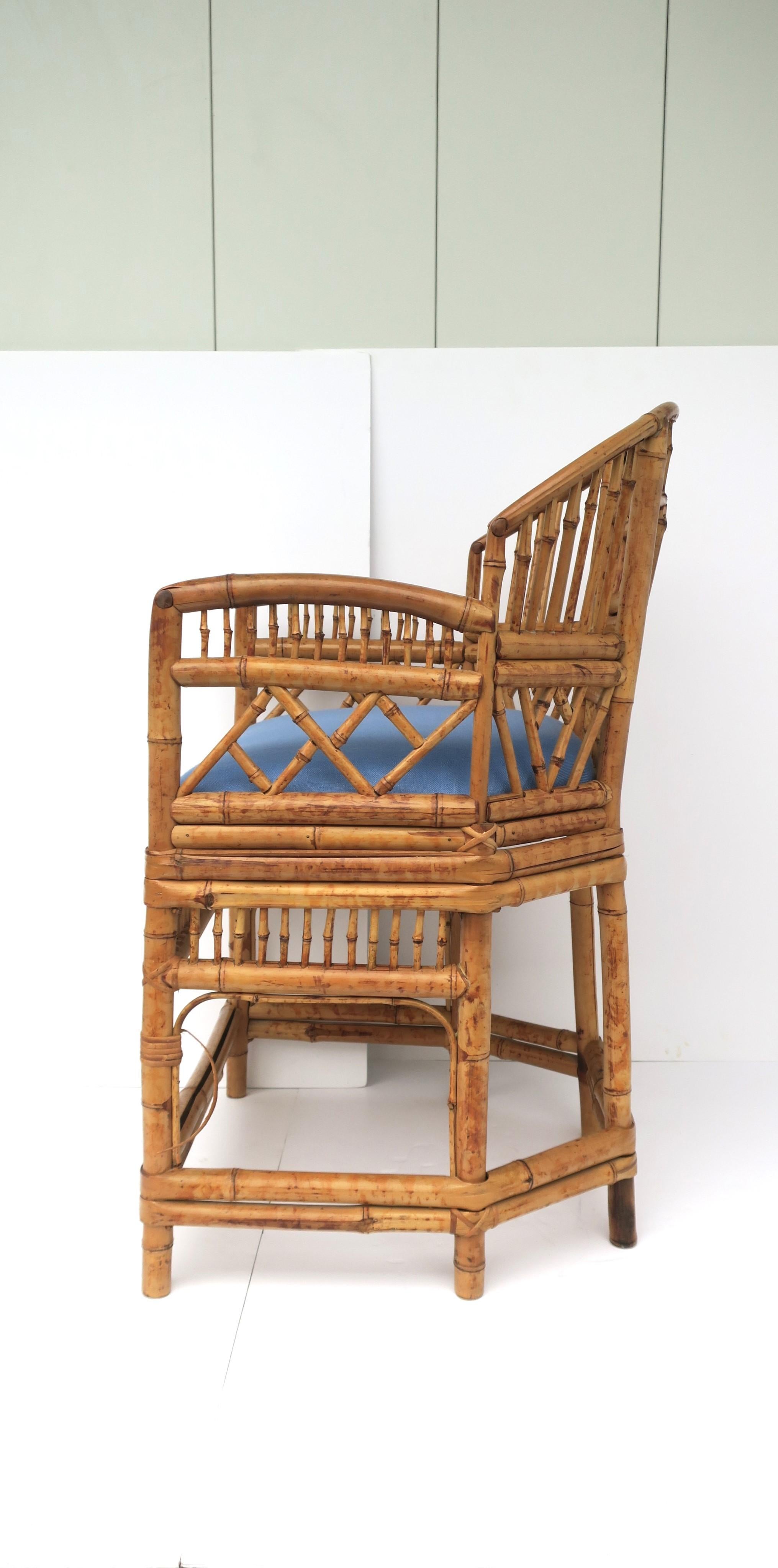 Chaise en bambou et osier avec assise tapissée bleue de style Chinoiserie en vente 3