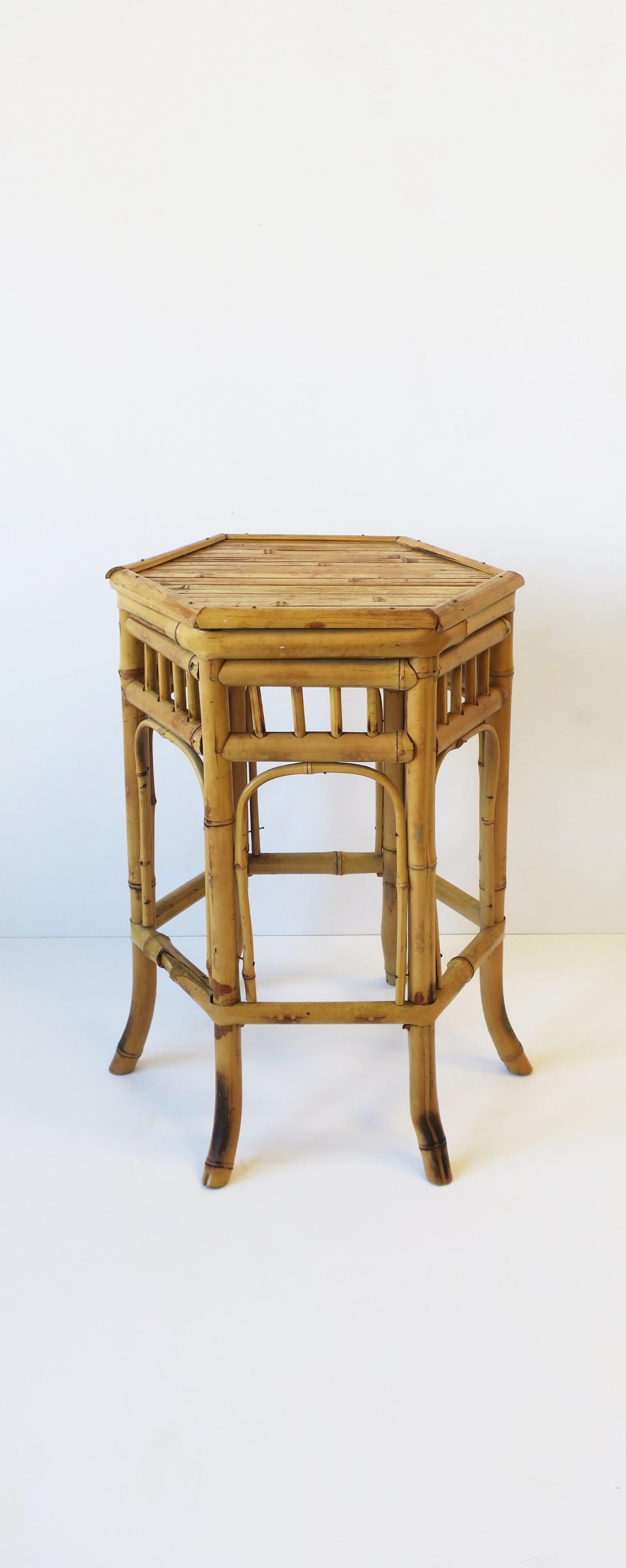 A hand-crafted wicker bamboo drinks, side, or end table, in the Chinoiserie style, circa mid to late-20th century, 1960s, 1970s, Japan. Tables' shape and top is hexagon, a nice alternative to round. Table is a convenient size. 

Dimensions: 12.38