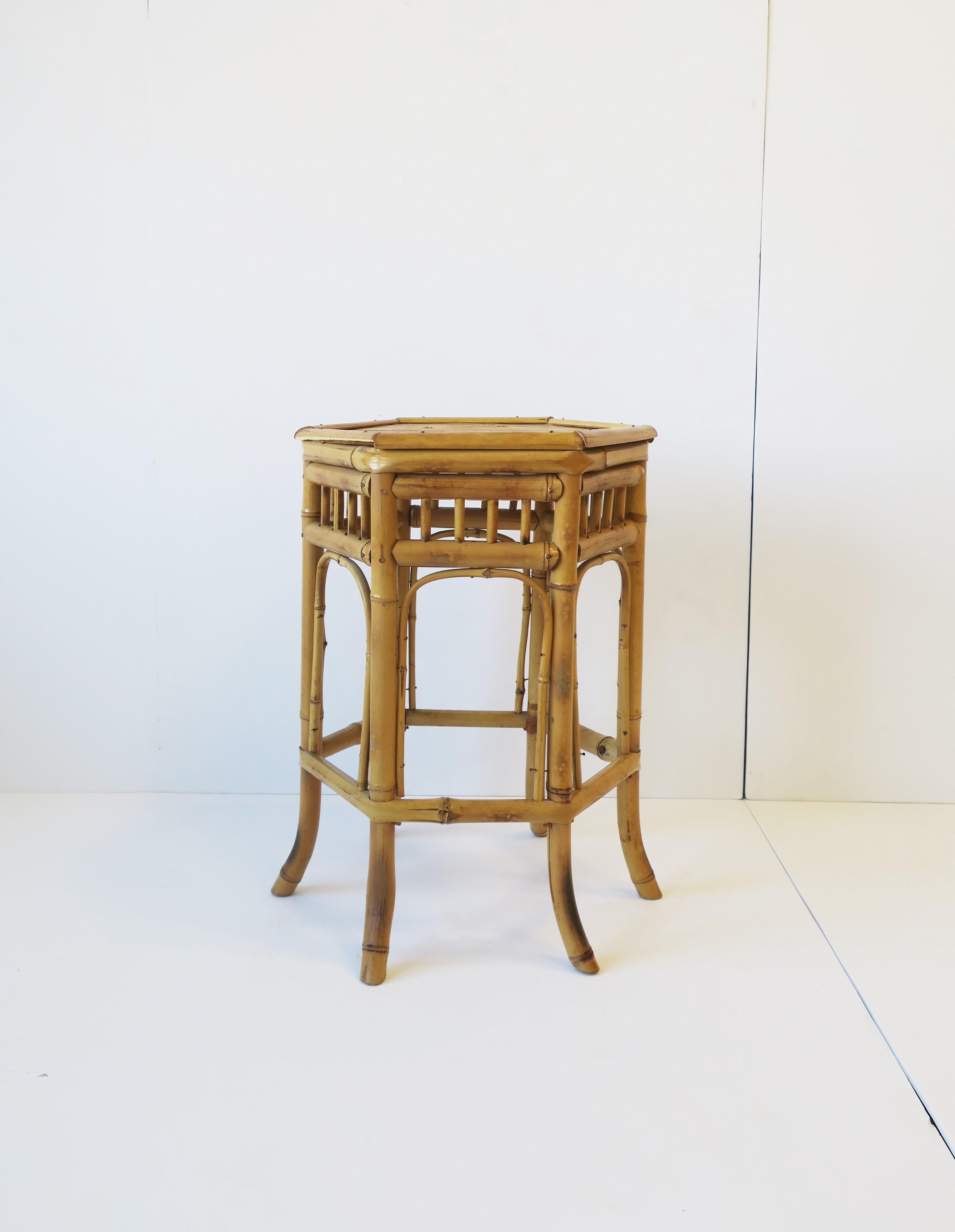 20ième siècle Table d'appoint ou table de bout en bambou et osier de style Chinoiserie