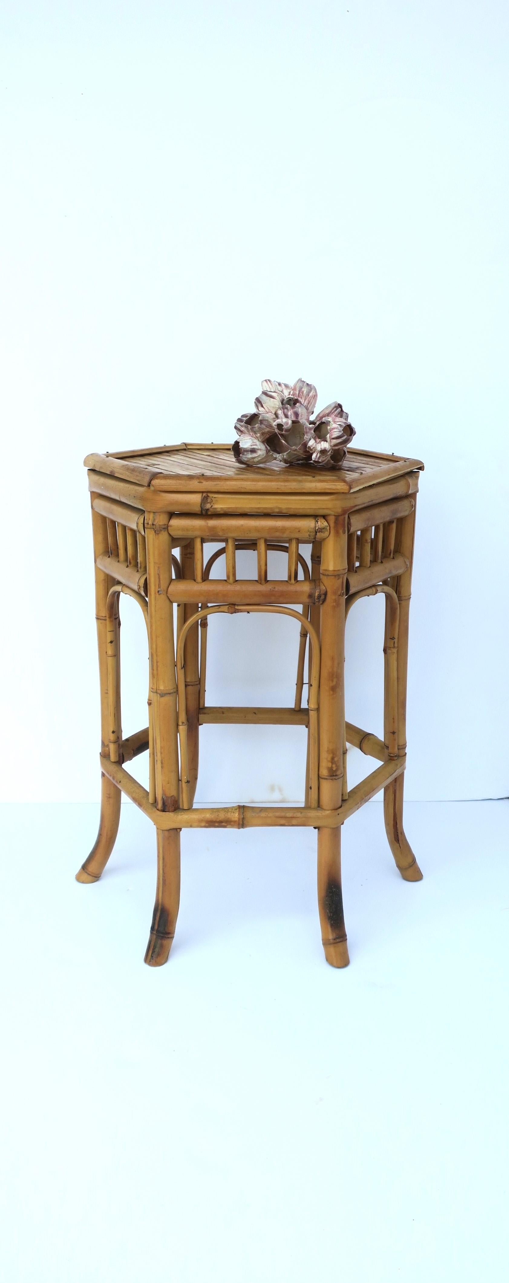 Bambou Table d'appoint ou table de bout en bambou et osier de style Chinoiserie