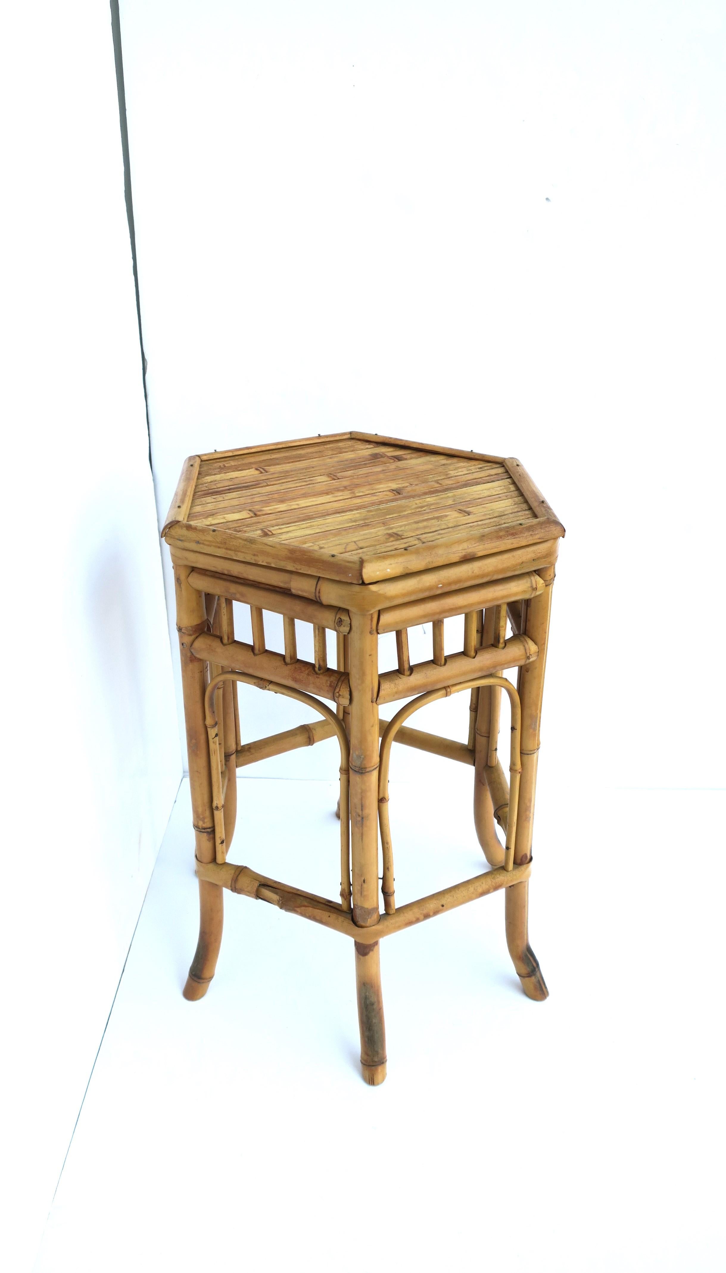 Table d'appoint ou table de bout en bambou et osier de style Chinoiserie 1