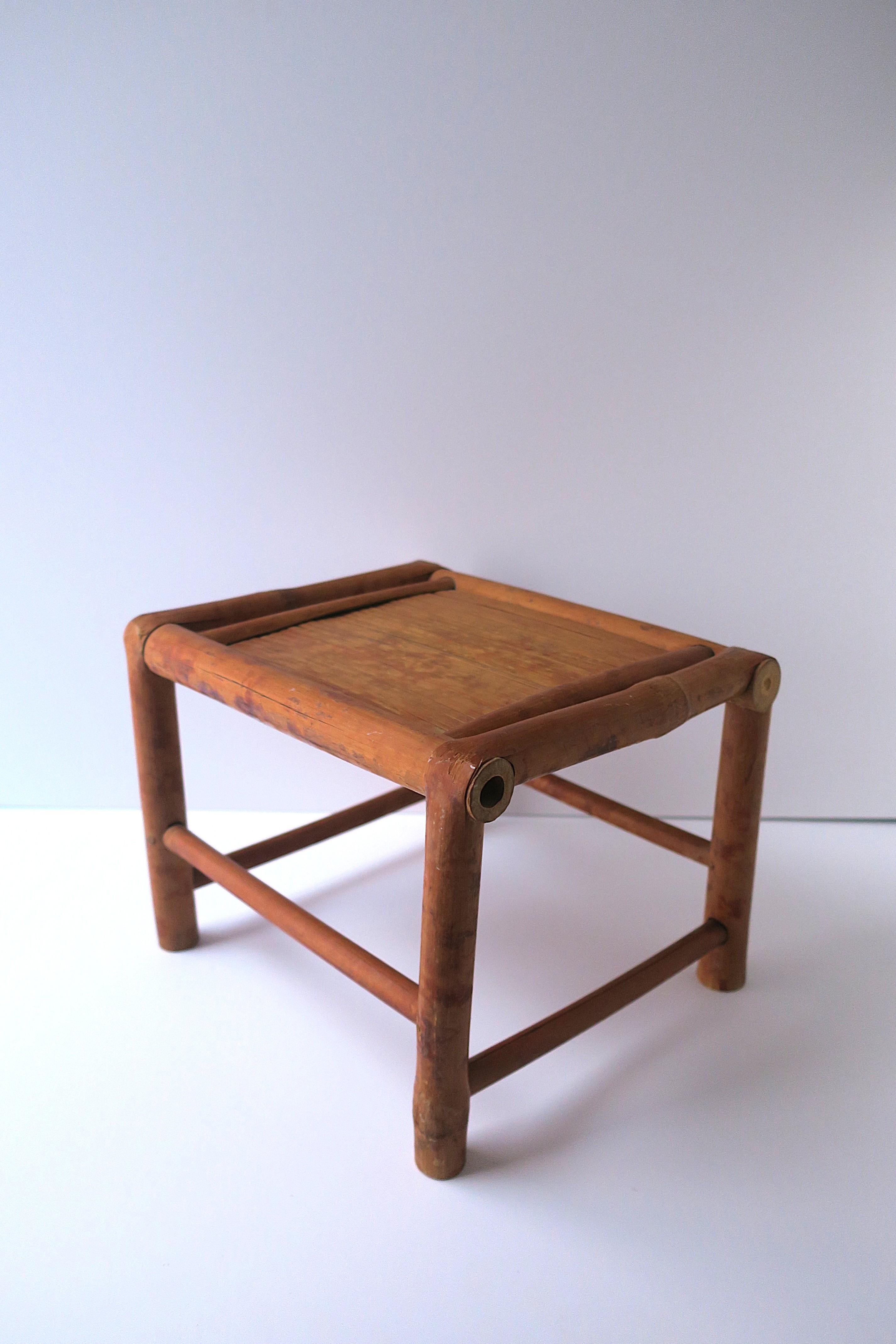 Piedistallo o supporto per piante in vimini di bambù, circa metà del XX secolo, Asia. Un pezzo ideale per contenere libri, bevande, piante, ecc. 