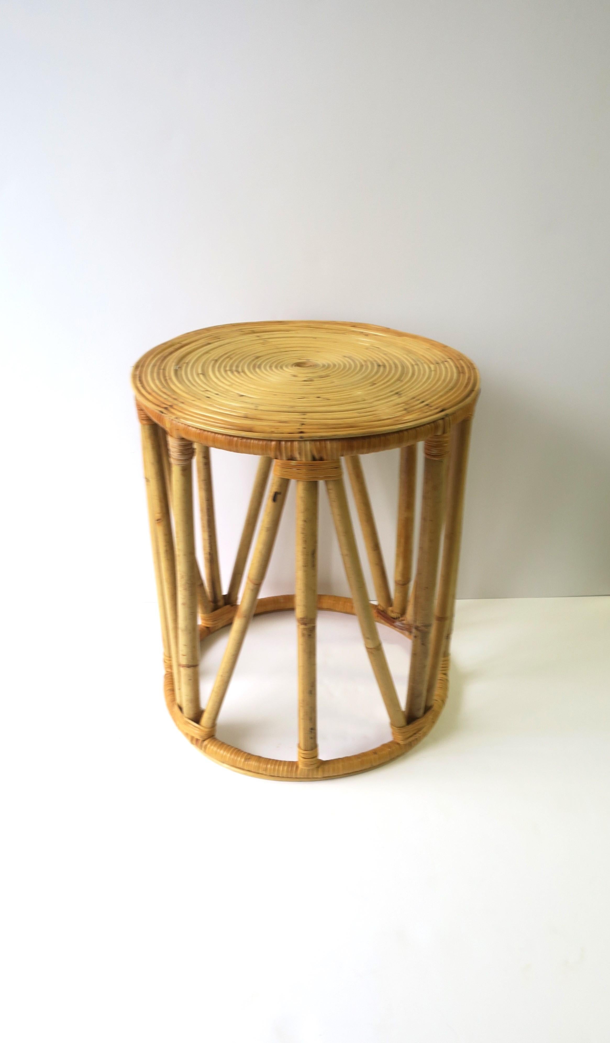 A blonde wicker bamboo side/drinks pedestal table or stool, circa mid-20th century, 1960s. Piece is blonde with coiled top and wrapped wicker bamboo base. Great as a seat/stool, to hold/display books and decorative objects, or to hold