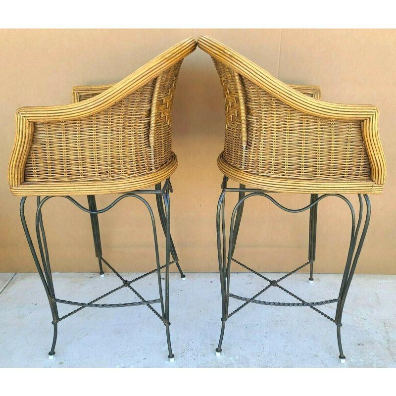 Mid-Century Modern Tabourets de bar pivotants en osier et bambou - Une paire en vente