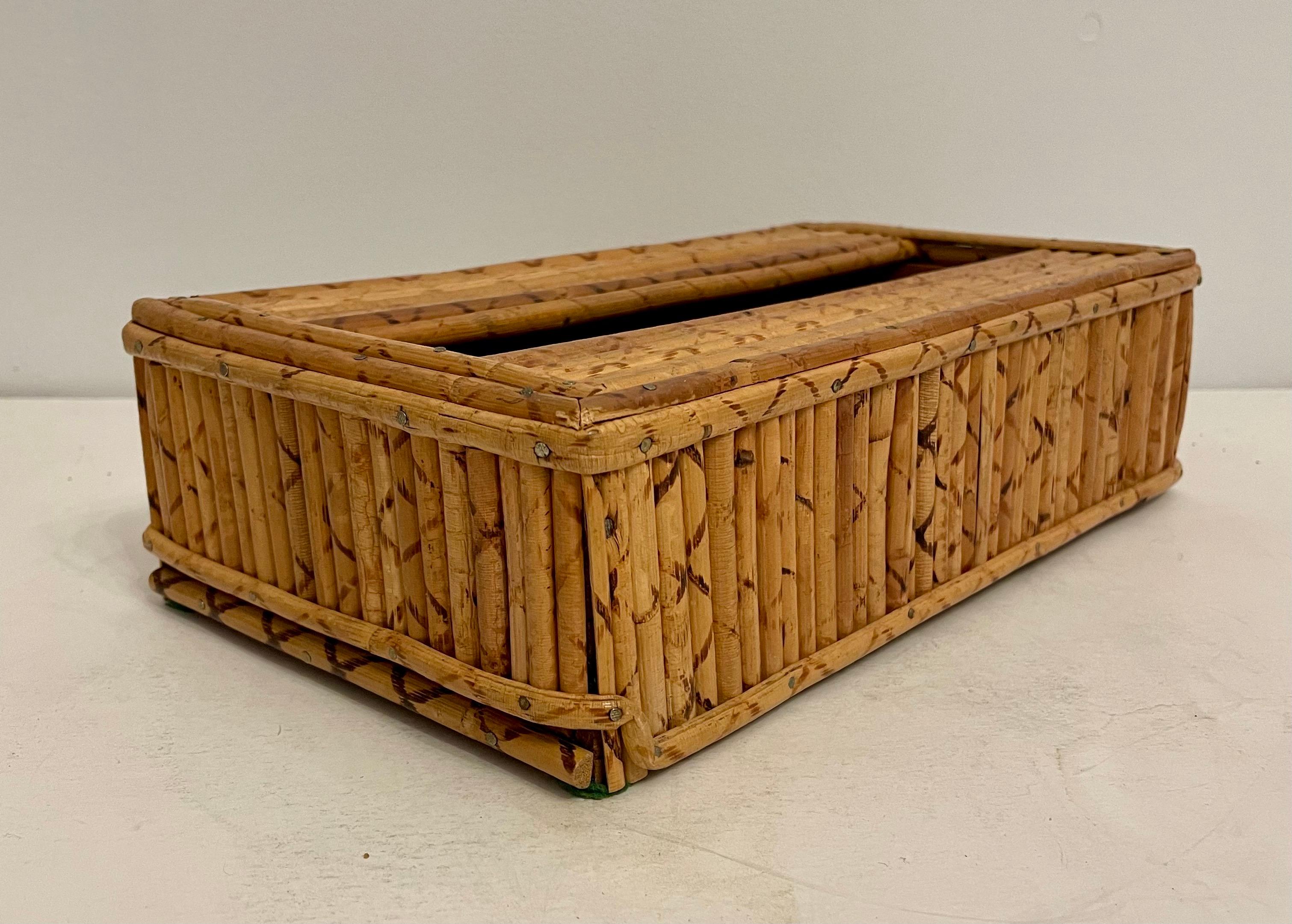 Funda o soporte para caja de pañuelos de mimbre o caña de bambú.  circa 1960s-1970s. Fabricado en Hong Kong.  La parte inferior se desliza hacia fuera para aceptar la caja de pañuelos. Buen estado general, listo para usar