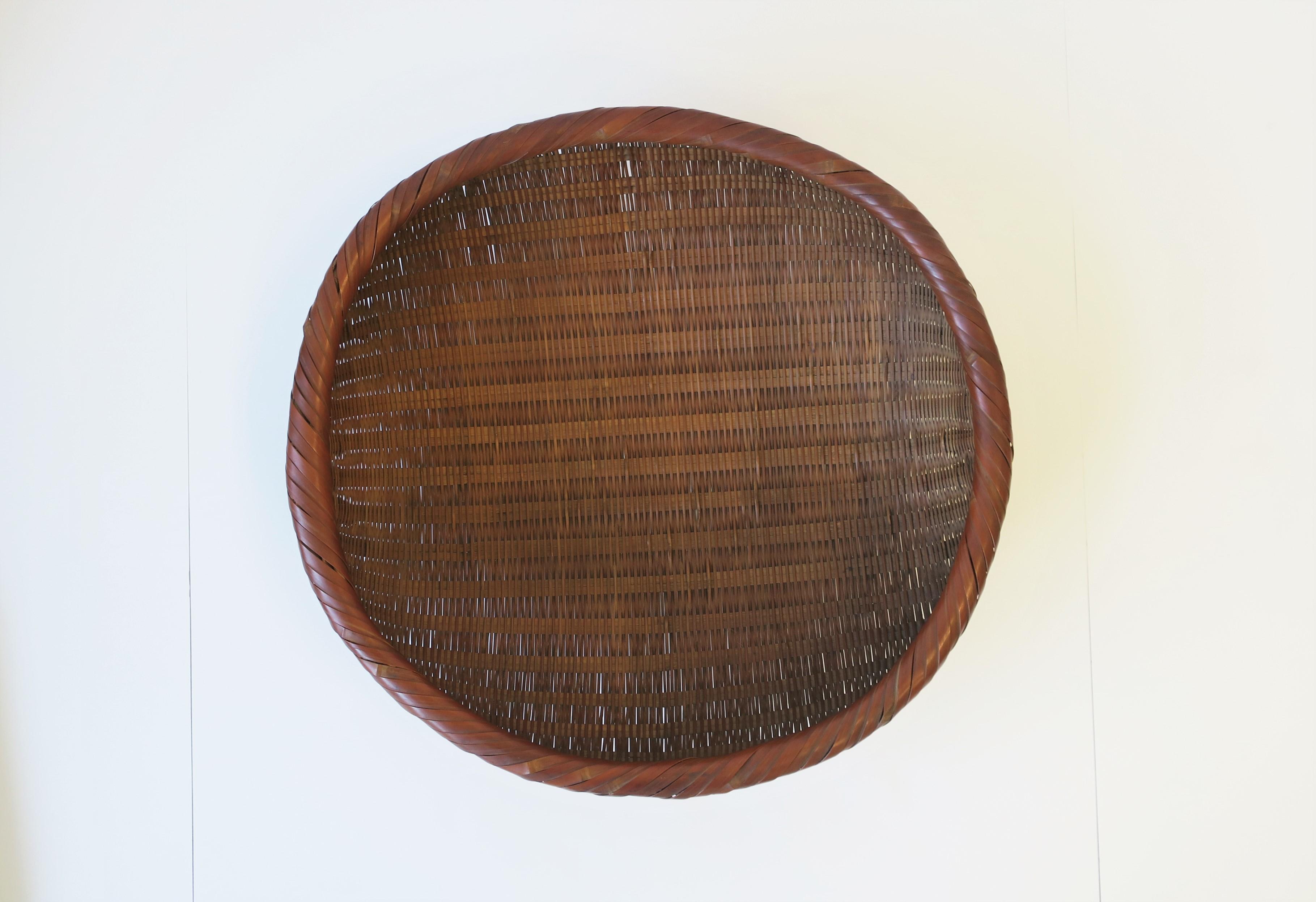 Wicker Gathering Basket or Centerpiece In Good Condition In New York, NY