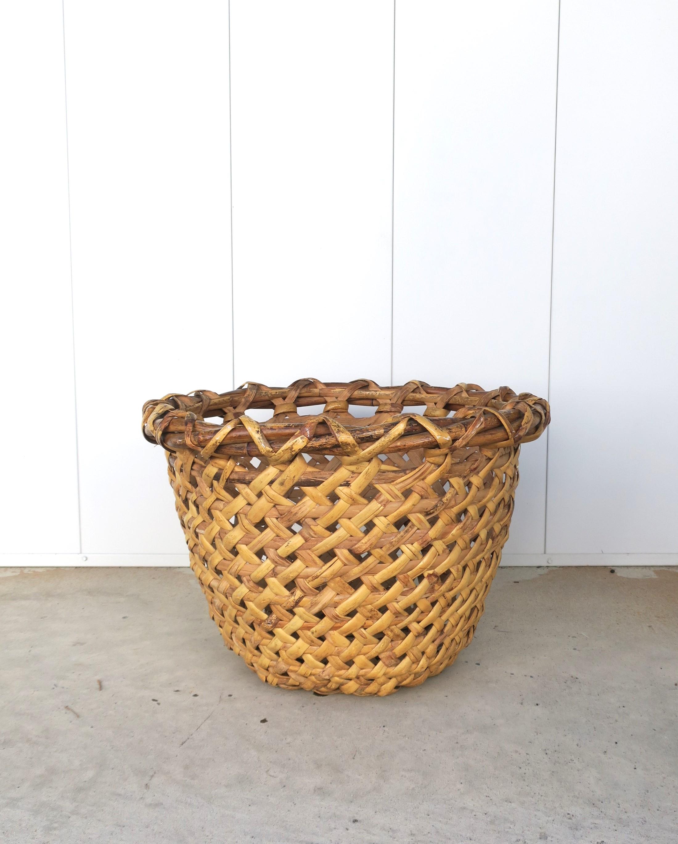 Wicker Basket Hamper Storage Piece or Cachepot In Good Condition For Sale In New York, NY