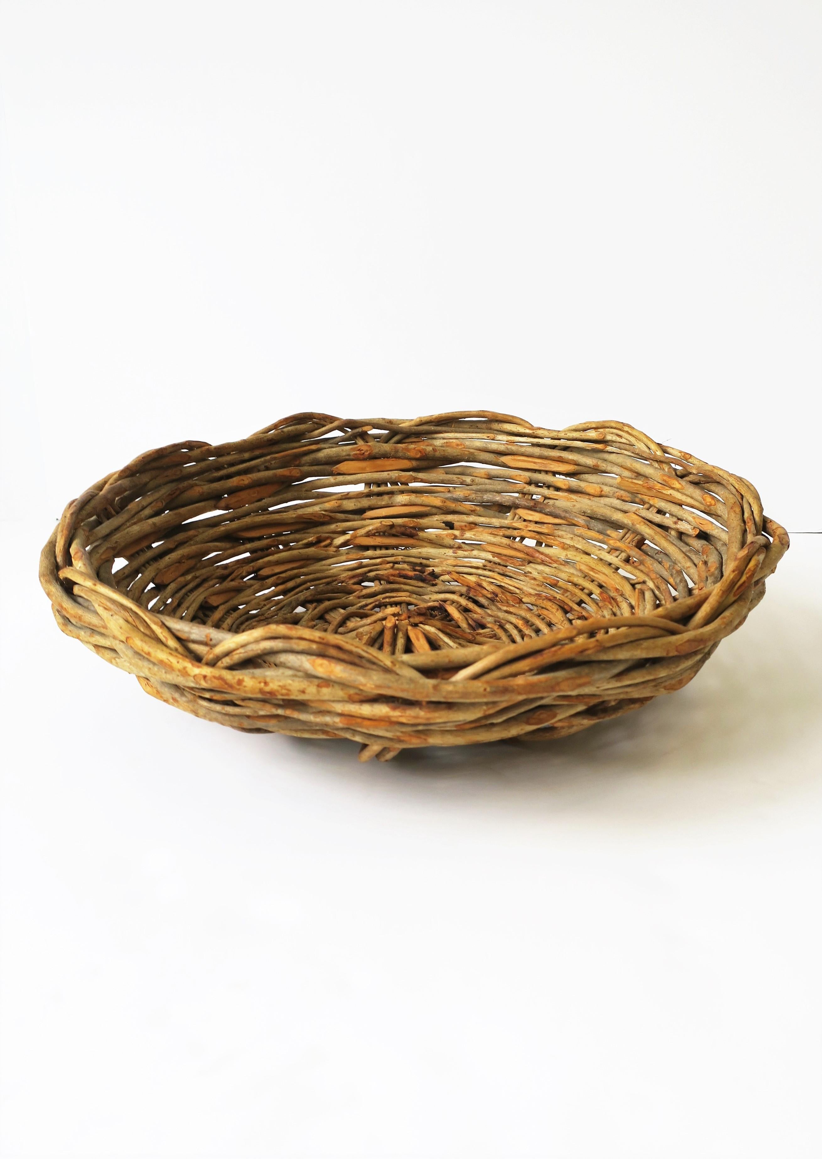 Wicker Basket Centerpiece Catchall, Round In Good Condition For Sale In New York, NY