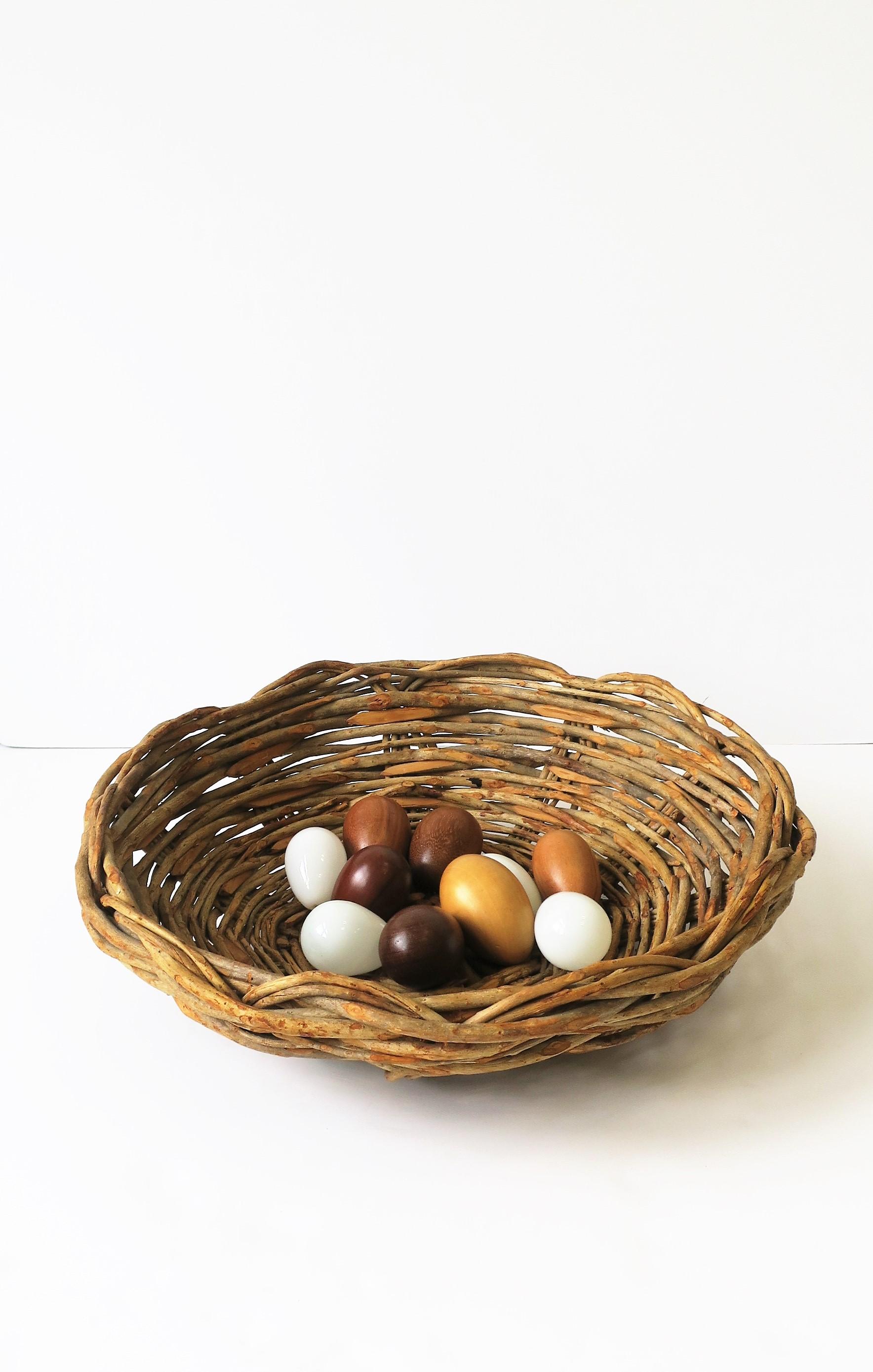 Wicker Basket Centerpiece Catchall, Round For Sale 2