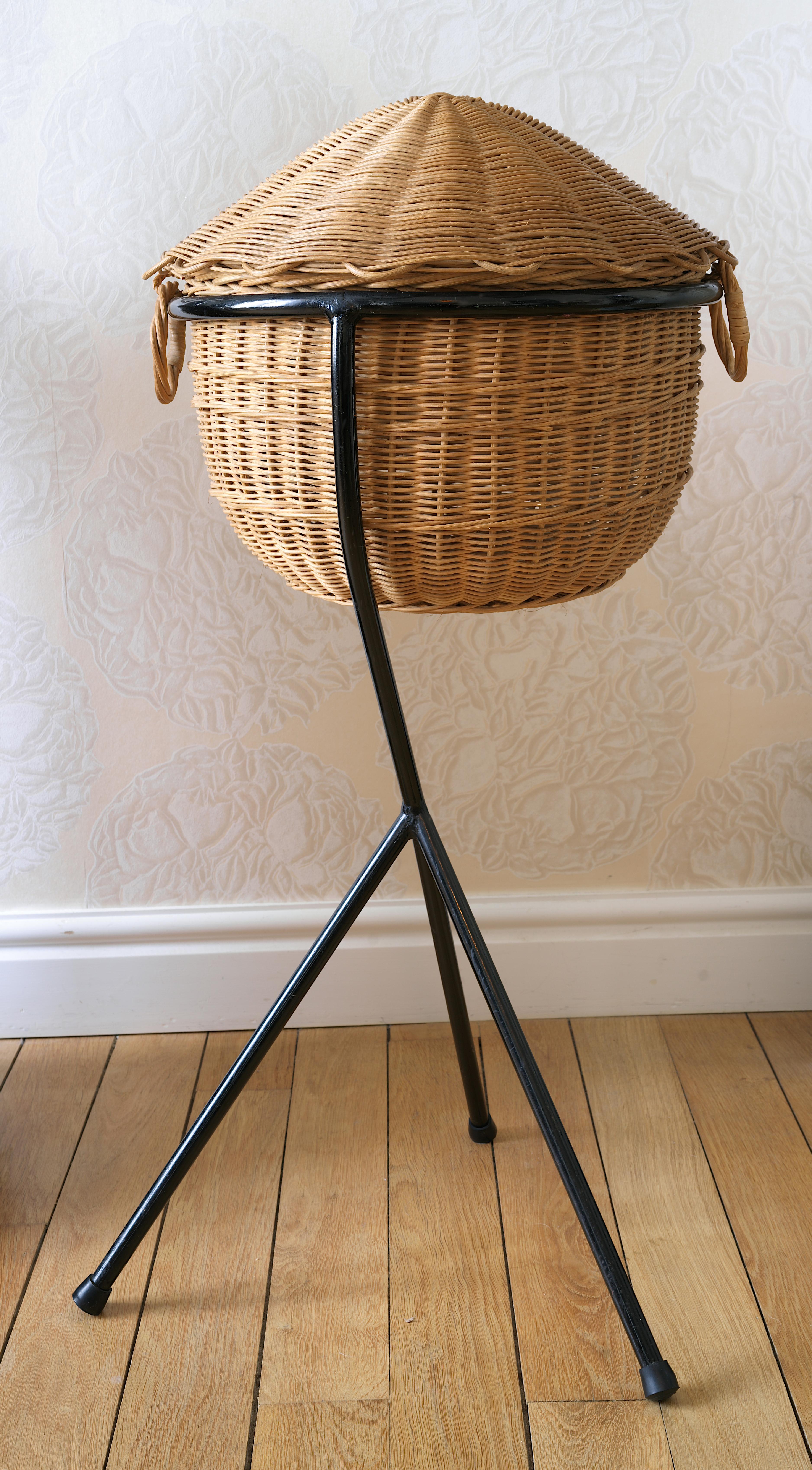 Panier en osier français du milieu du siècle avec couvercle. Pièce de rangement élégante et polyvalente. Ce panier sophistiqué en osier des années 1950 offre des options de rangement polyvalentes, adaptables à diverses fonctions selon les besoins de