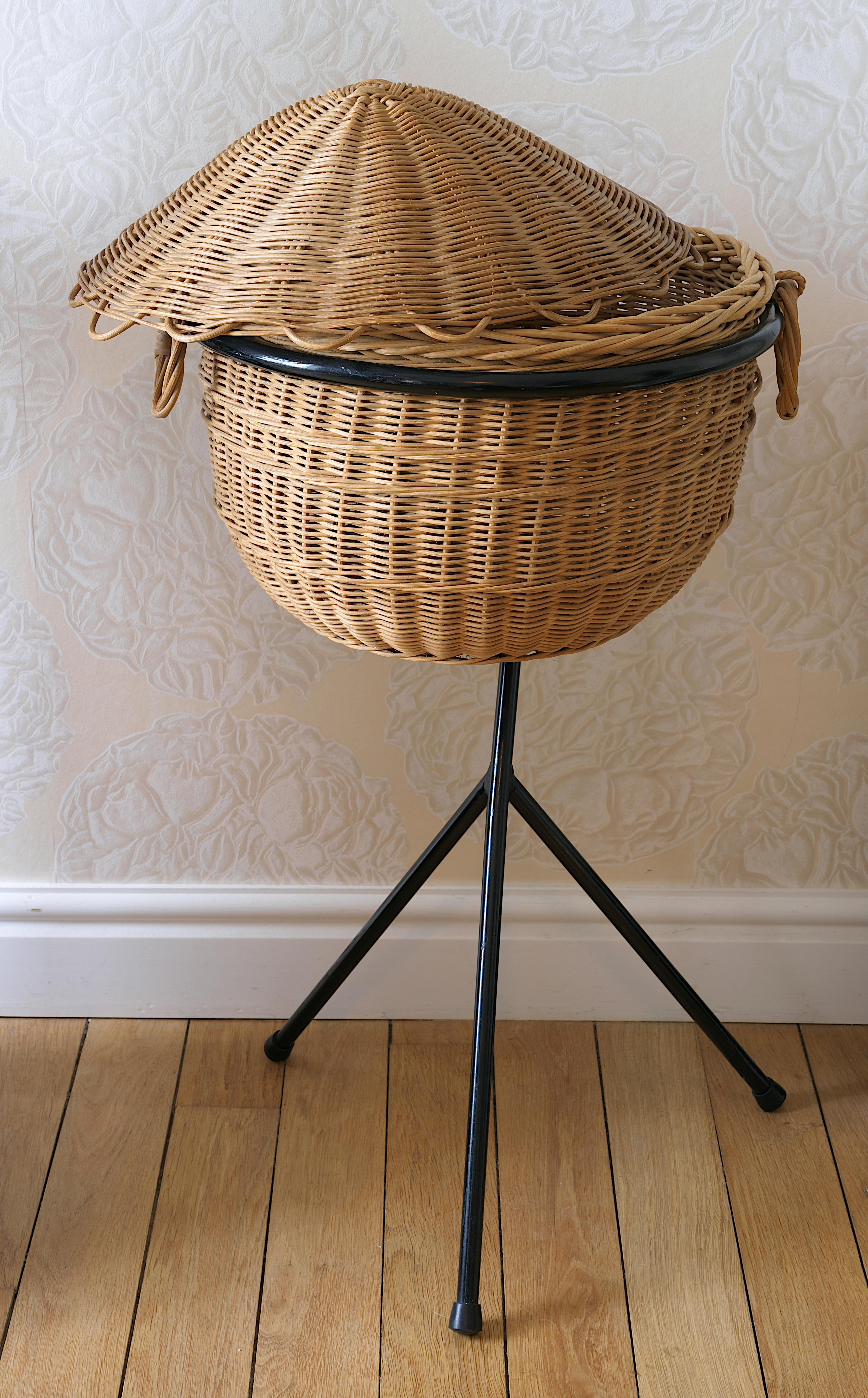 Panier en osier avec couvercle, années 1950 Bon état - En vente à Saint-Amans-des-Cots, FR