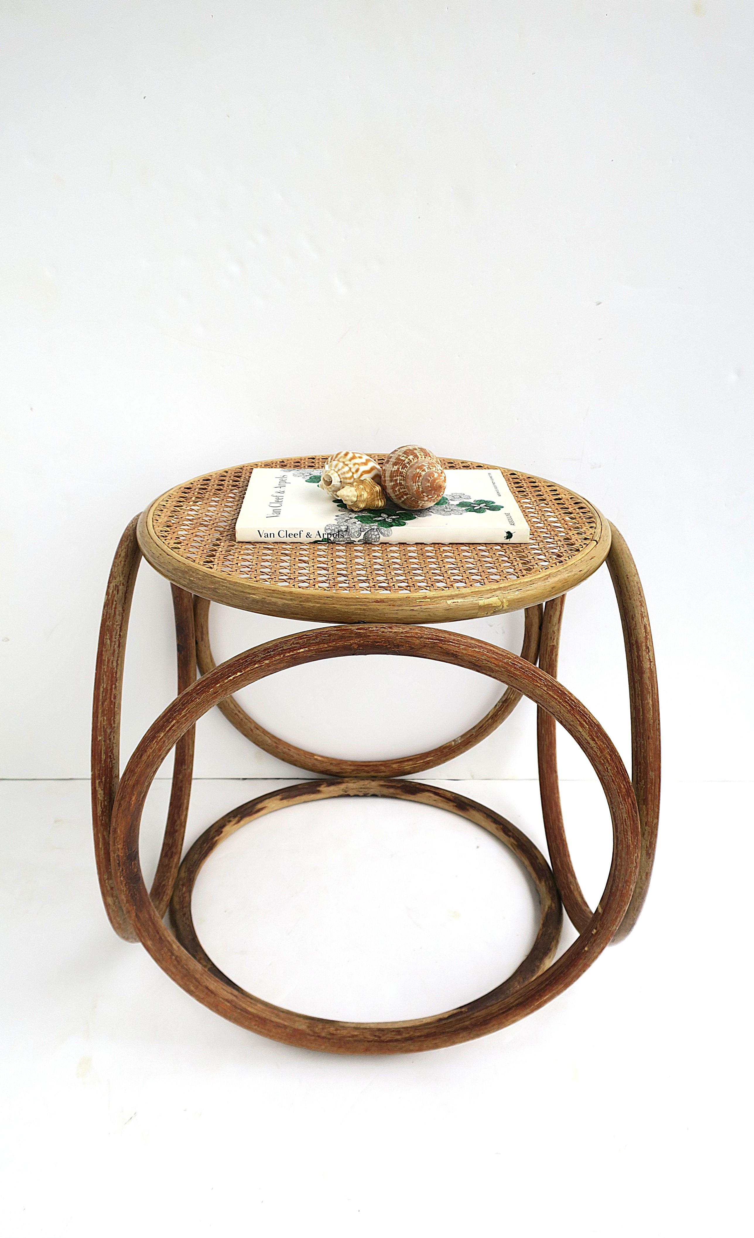 Table d'appoint en osier courbé style Thonet en vente 1