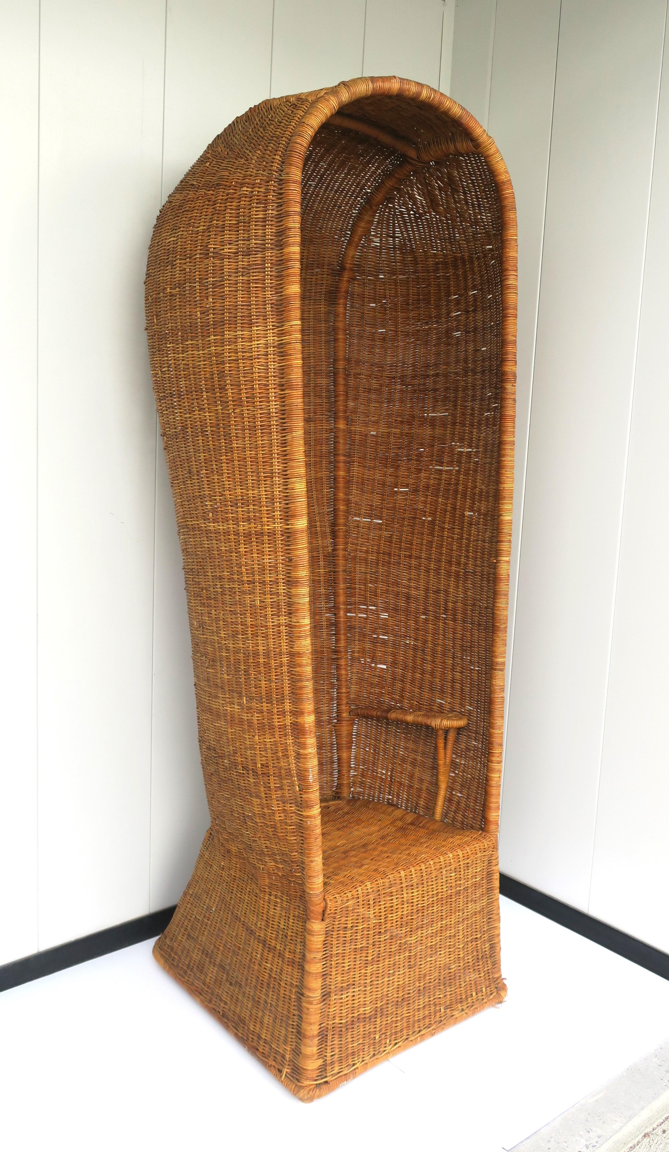 Tall Wicker Canopy Chair Bohemian 1970s In Good Condition For Sale In New York, NY