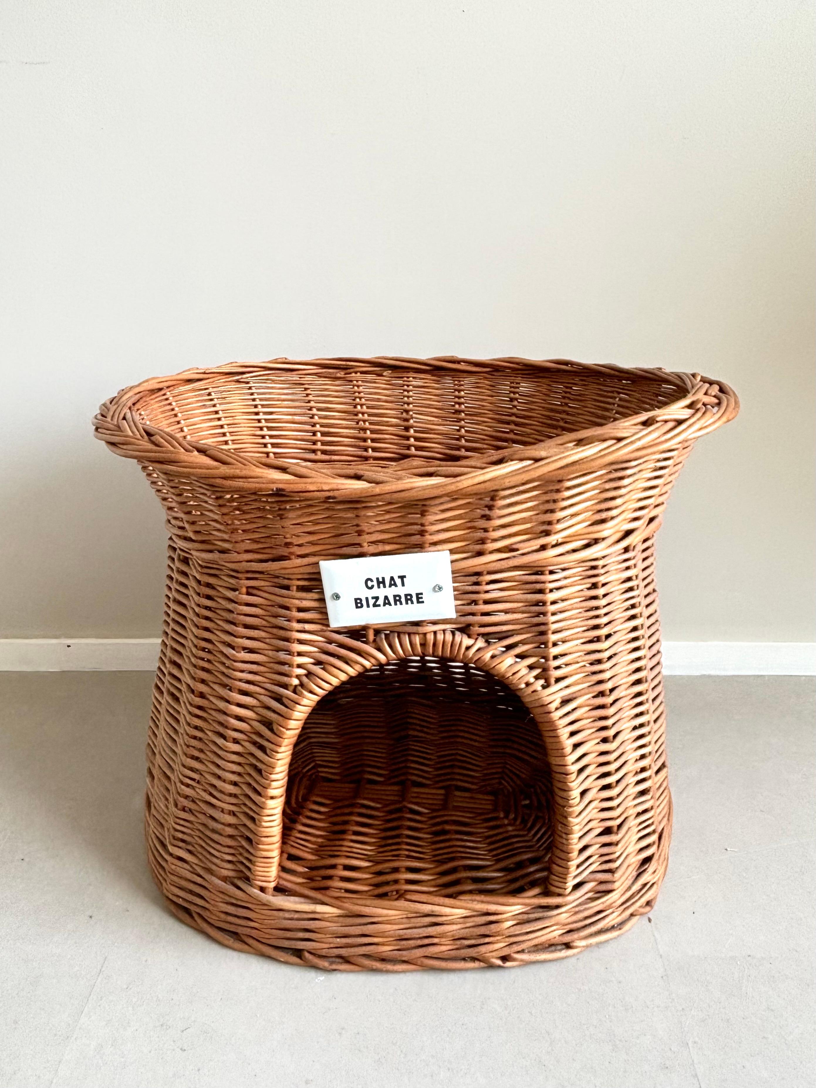 Lit inhabituel pour chat en osier tressé à la main, panier, avec deux places de couchage et un Label en émail placé plus tard avec le texte :Chat Bizarre'. La pièce est en très bon état et ne présente qu'une usure minime. Il conviendrait