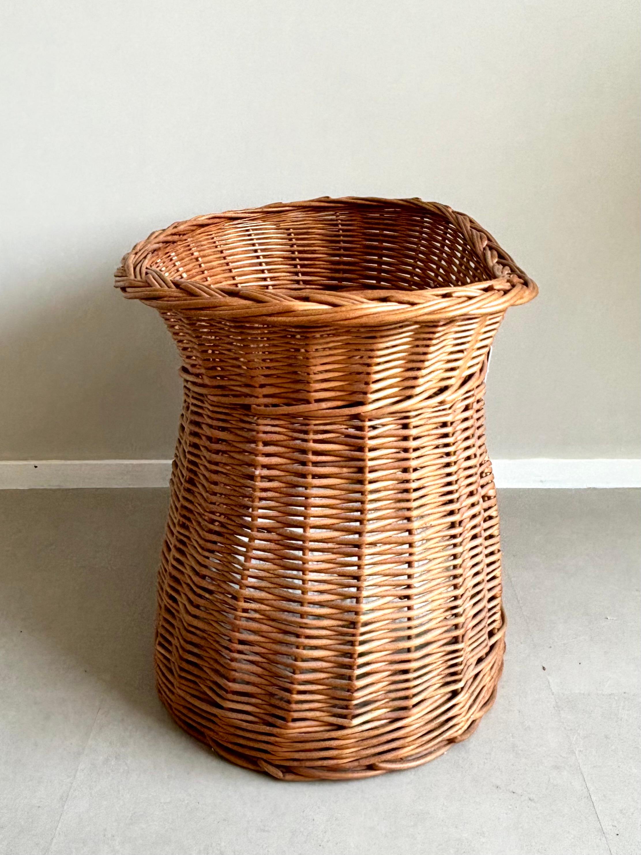 Tissé à la main Lit pour chat en osier, panier avec Label 'Chat Bizarre'. en vente
