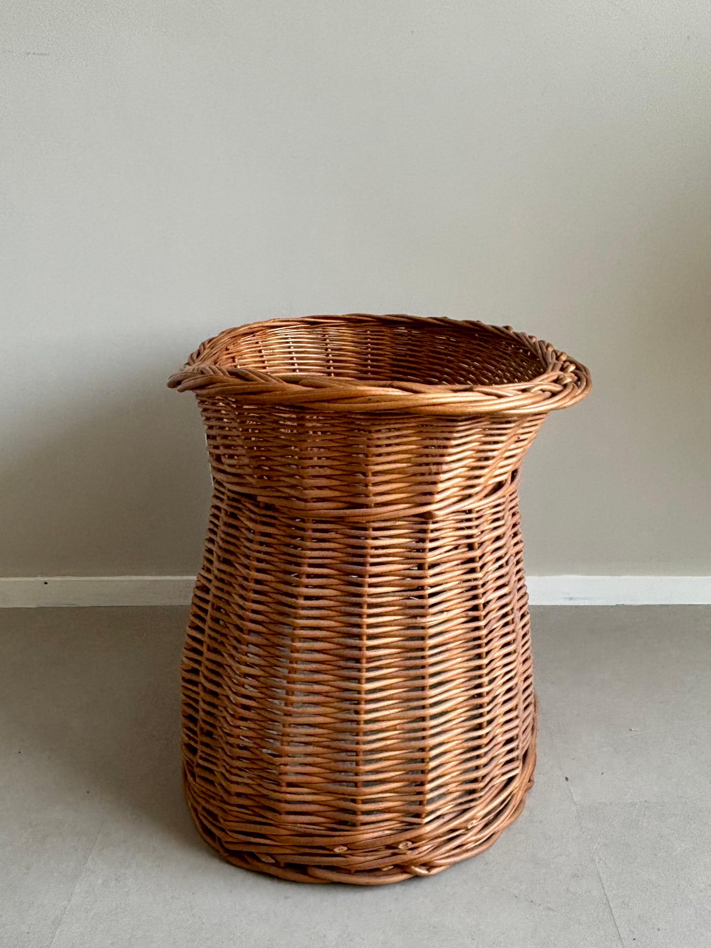 20ième siècle Lit pour chat en osier, panier avec Label 'Chat Bizarre'. en vente