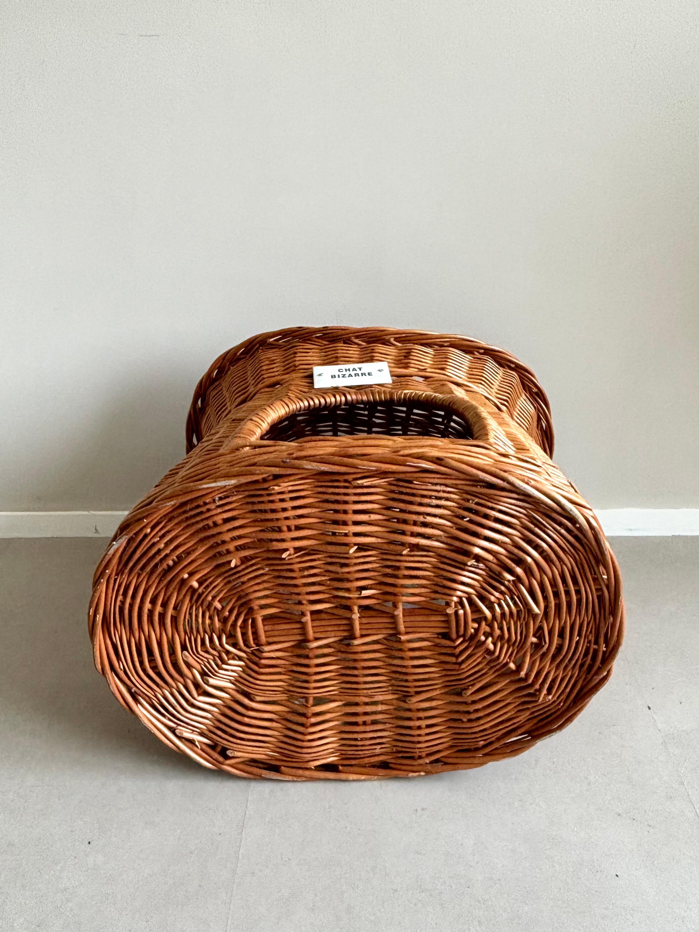 Émail Lit pour chat en osier, panier avec Label 'Chat Bizarre'. en vente