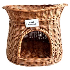 Lit pour chat en osier, panier avec Label 'Chat Bizarre'.