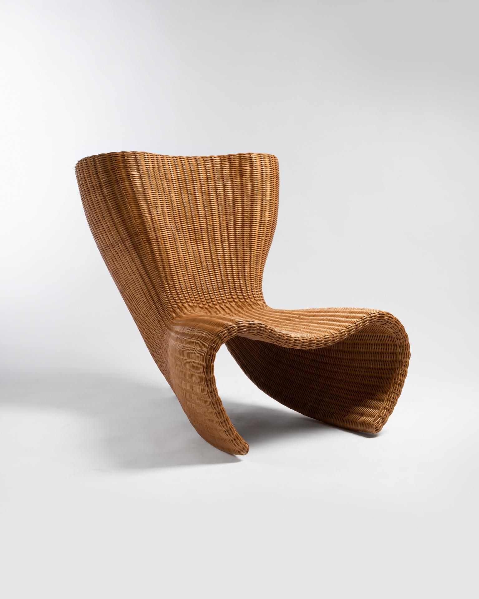 In 1990 and with the help of a Wicker Factory in Thailand, Marc Newson Started developing the wicker version of the Felt Chair.
The challenge for this design was covering the chair in woven rattan, on the outside as well as on the inside of the
