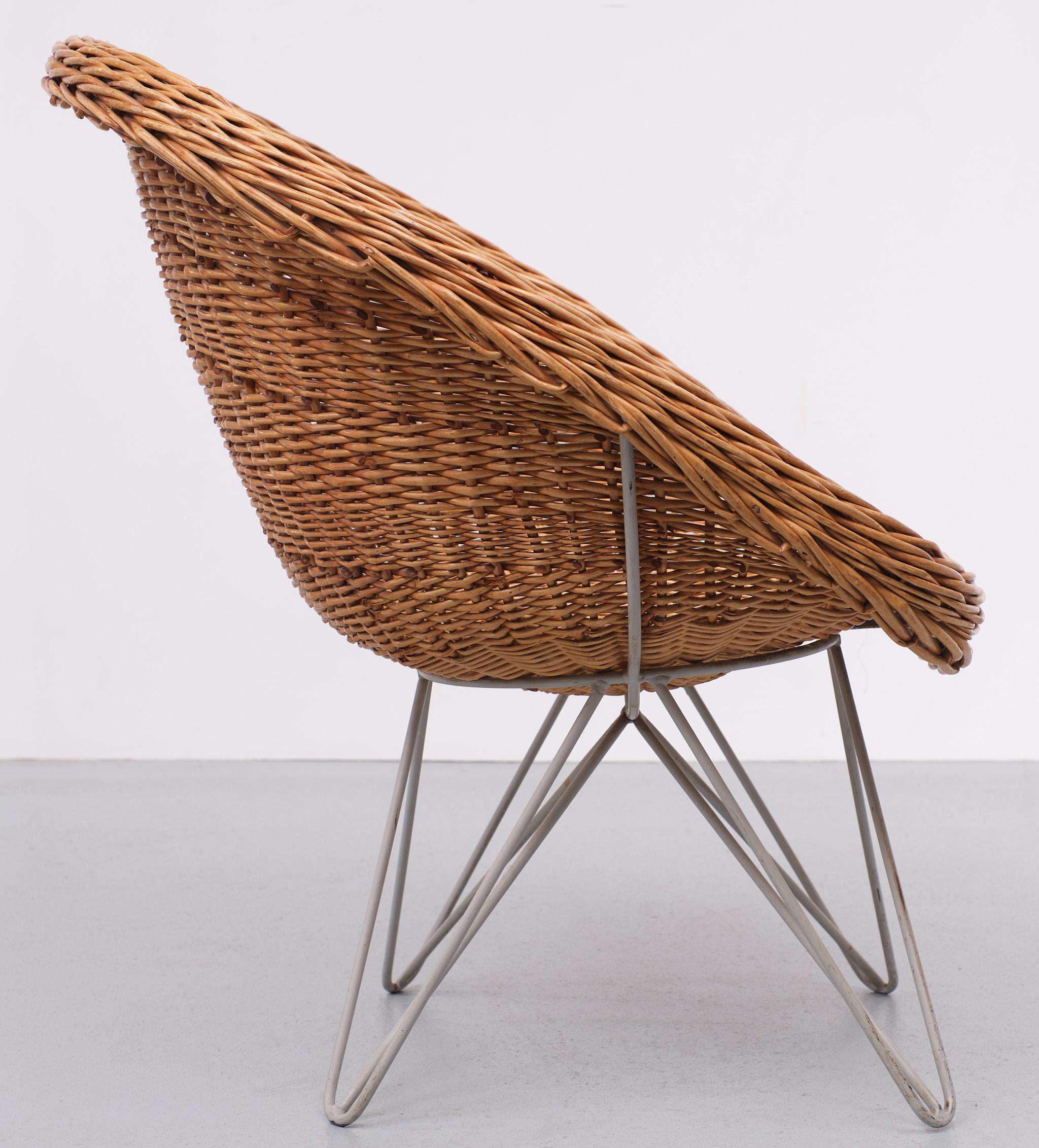 Wicker chair  Design Teun Velthuizen for  Urotan  1950s Holland  For Sale 4