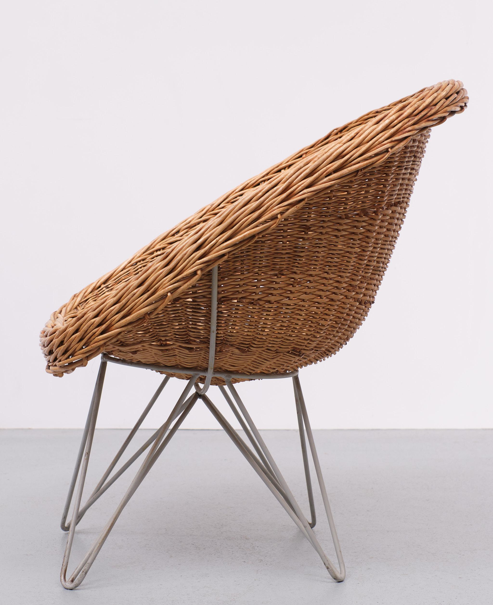Wicker chair  Design Teun Velthuizen for  Urotan  1950s Holland  For Sale 5