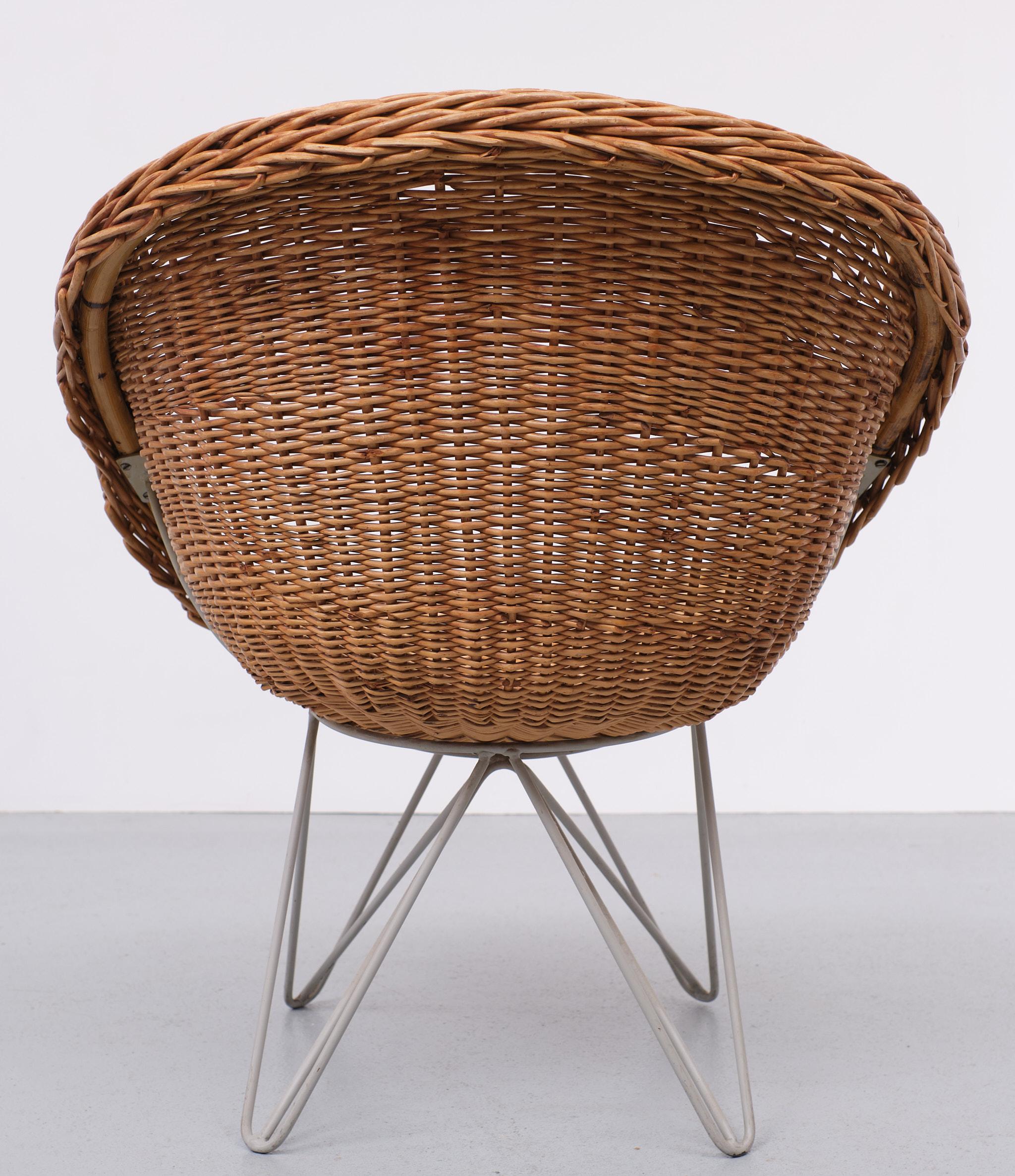 Wicker chair  Design Teun Velthuizen for  Urotan  1950s Holland  For Sale 2