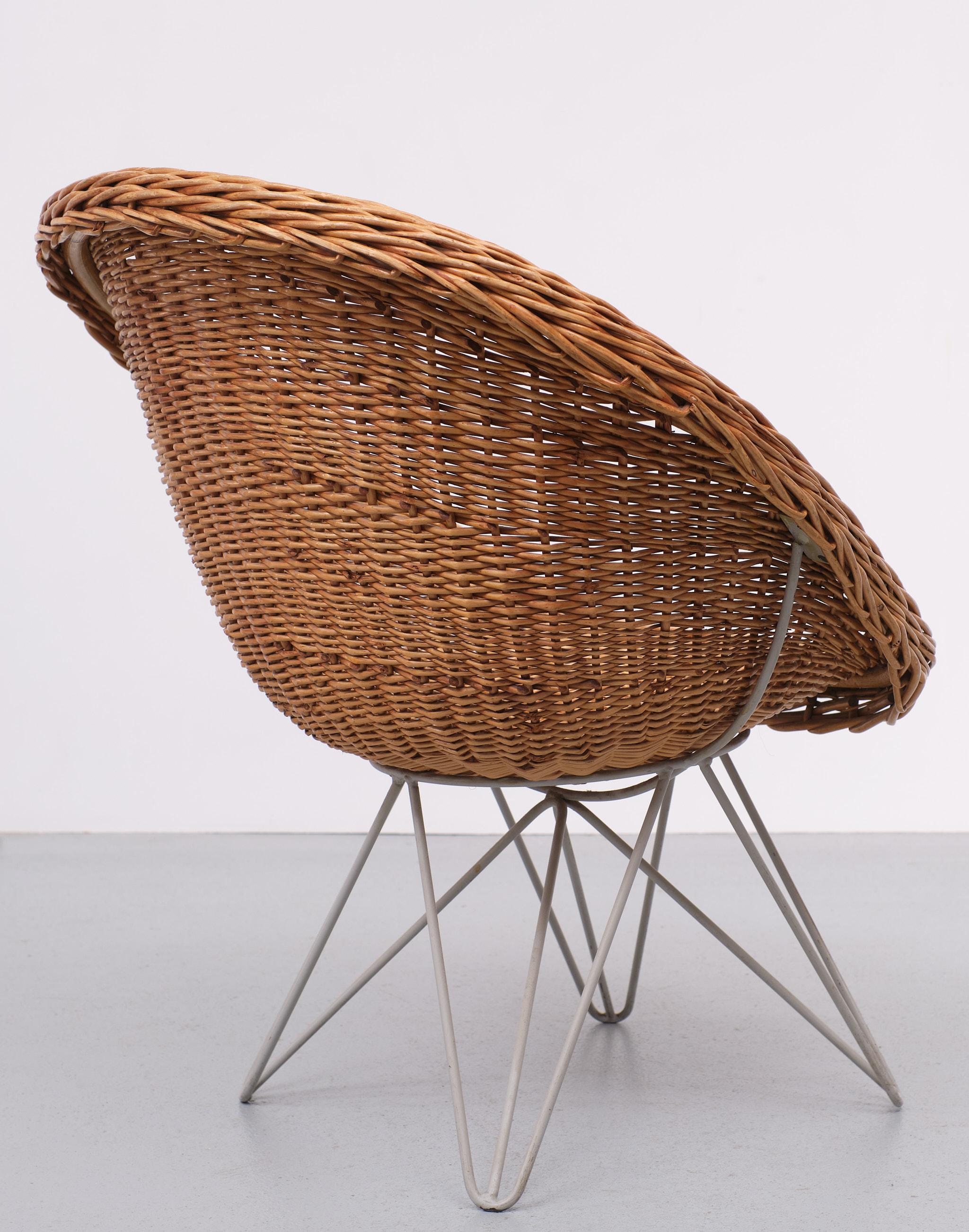Wicker chair  Design Teun Velthuizen for  Urotan  1950s Holland  For Sale 3