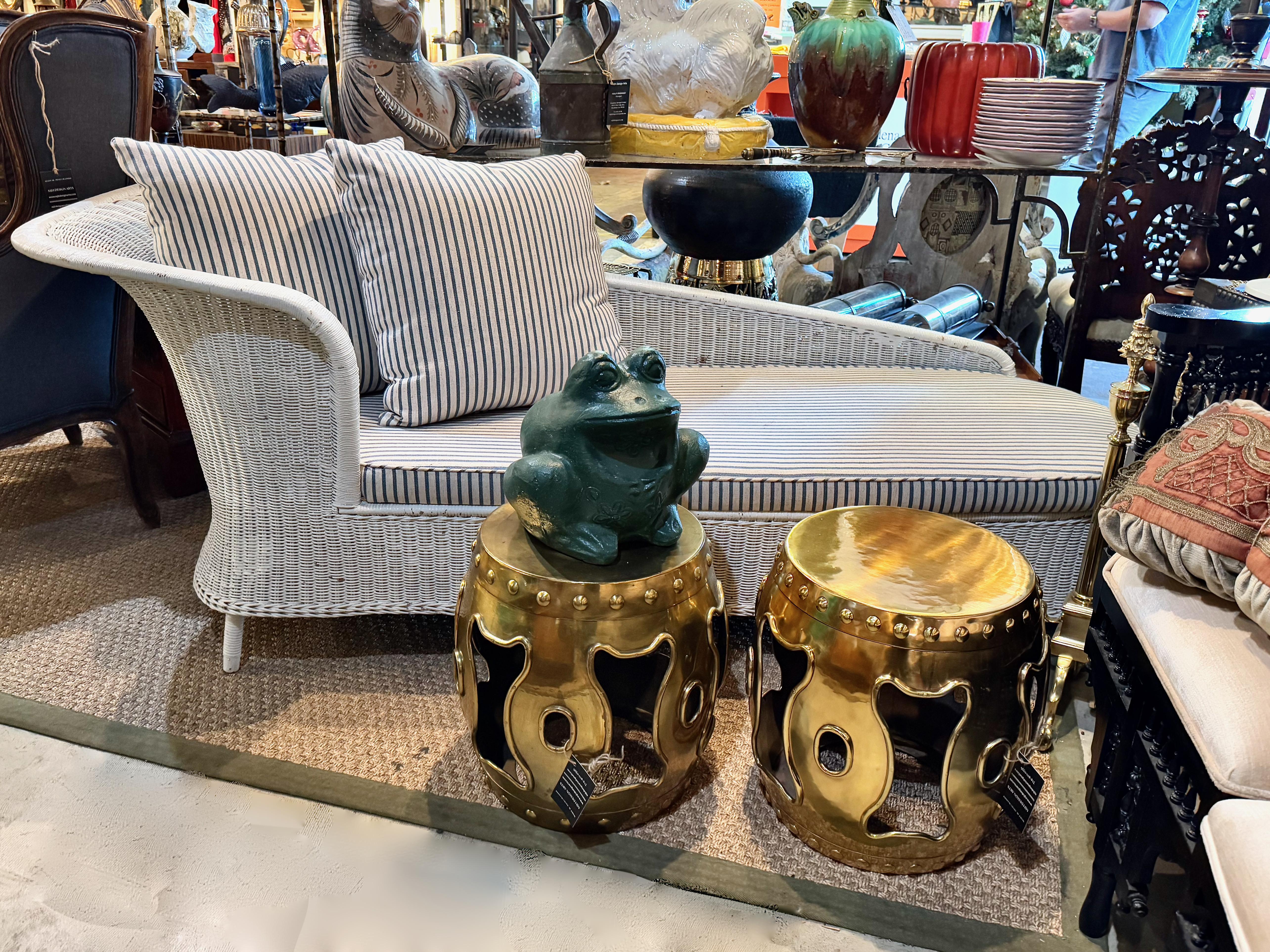 Si tratta di una Chaise Longue in vimini di epoca Deco ormai difficile da trovare. La poltrona è in condizioni originali senza restauri (ma la vernice bianca è stata rinfrescata più volte). La chaise è super confortevole grazie alla nuova