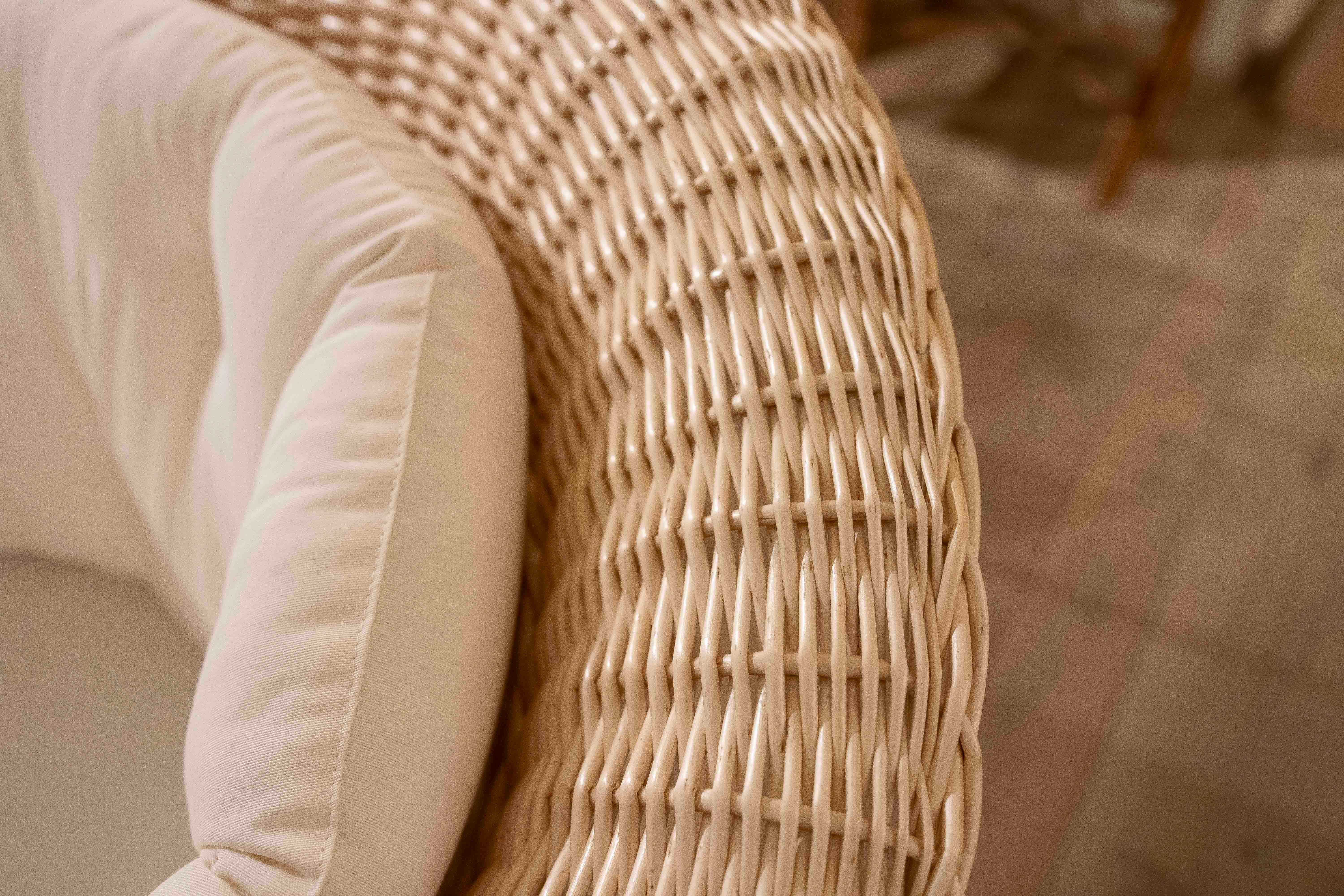 Chaise longue in vimini con cuscini bianchi in vendita 4