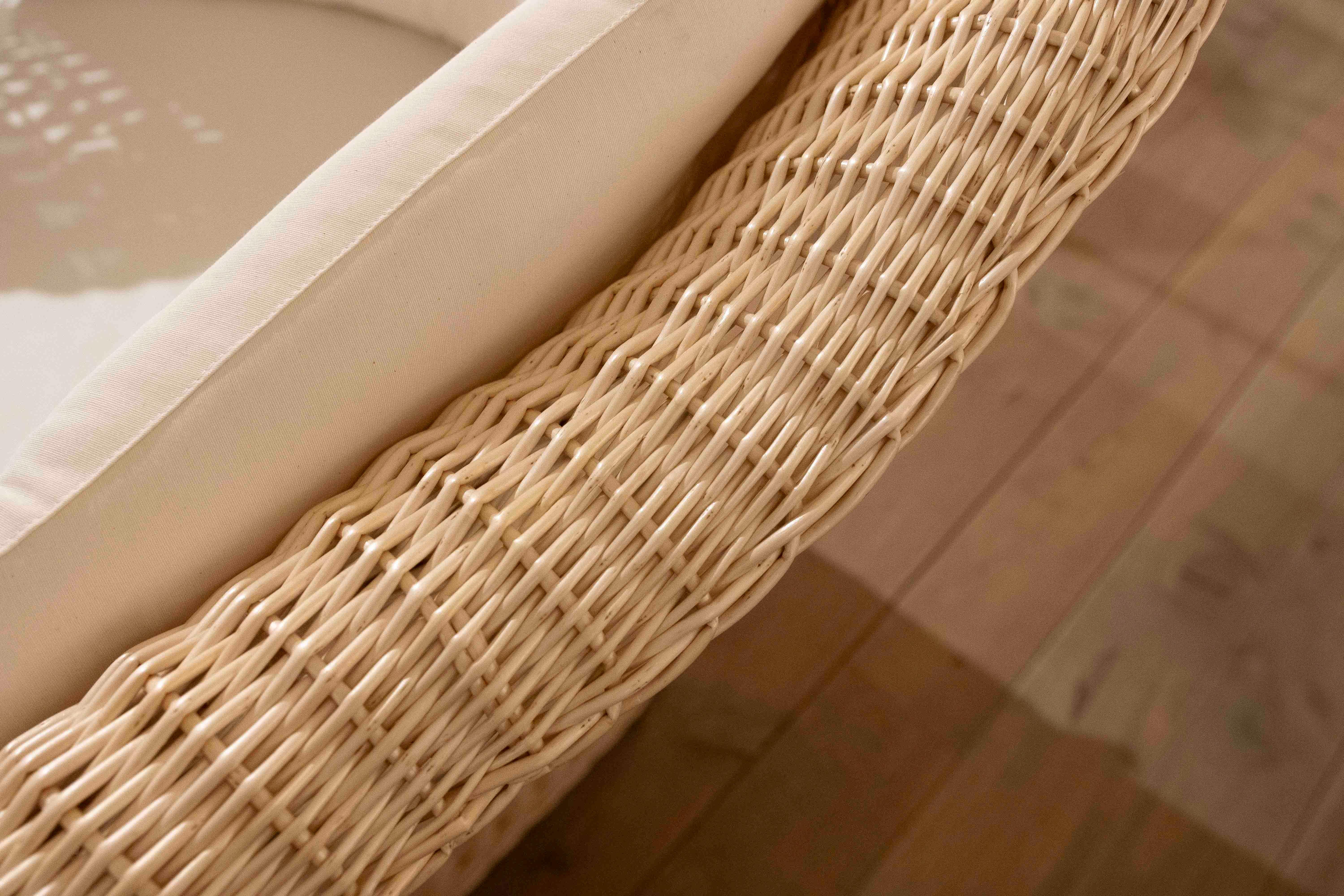 Chaise longue in vimini con cuscini bianchi in vendita 5