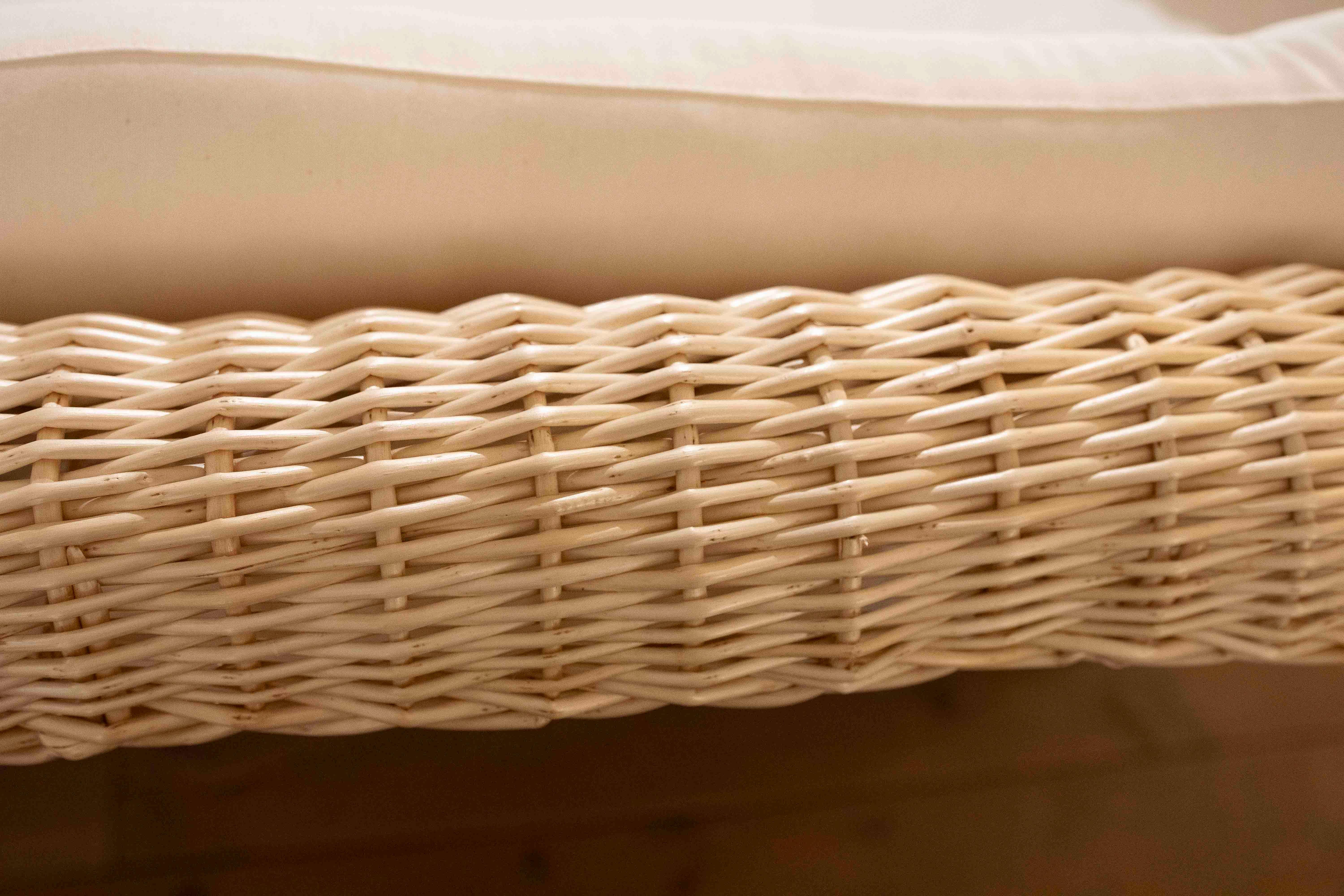 Chaise longue in vimini con cuscini bianchi in vendita 6