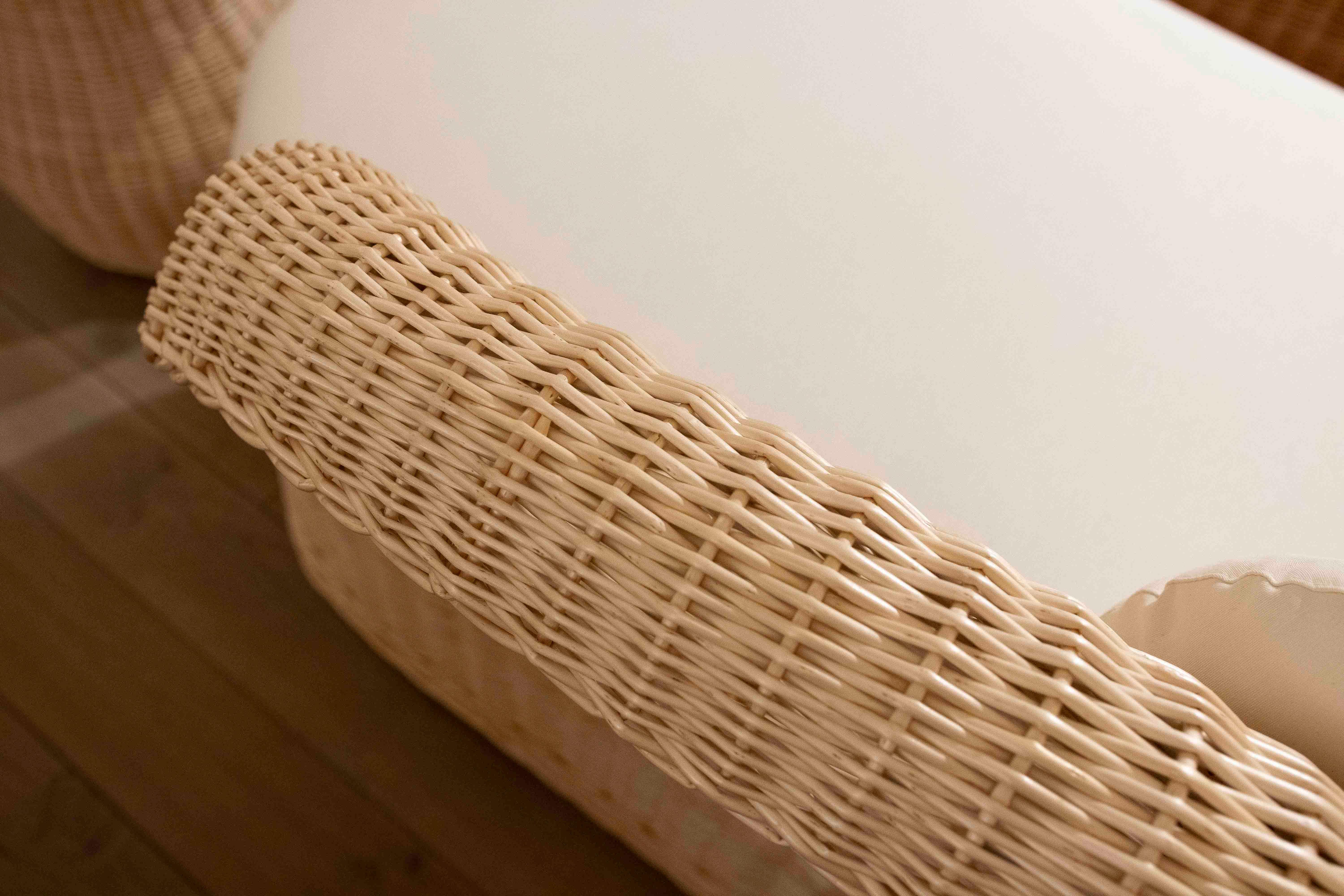 Chaise longue in vimini con cuscini bianchi in vendita 7