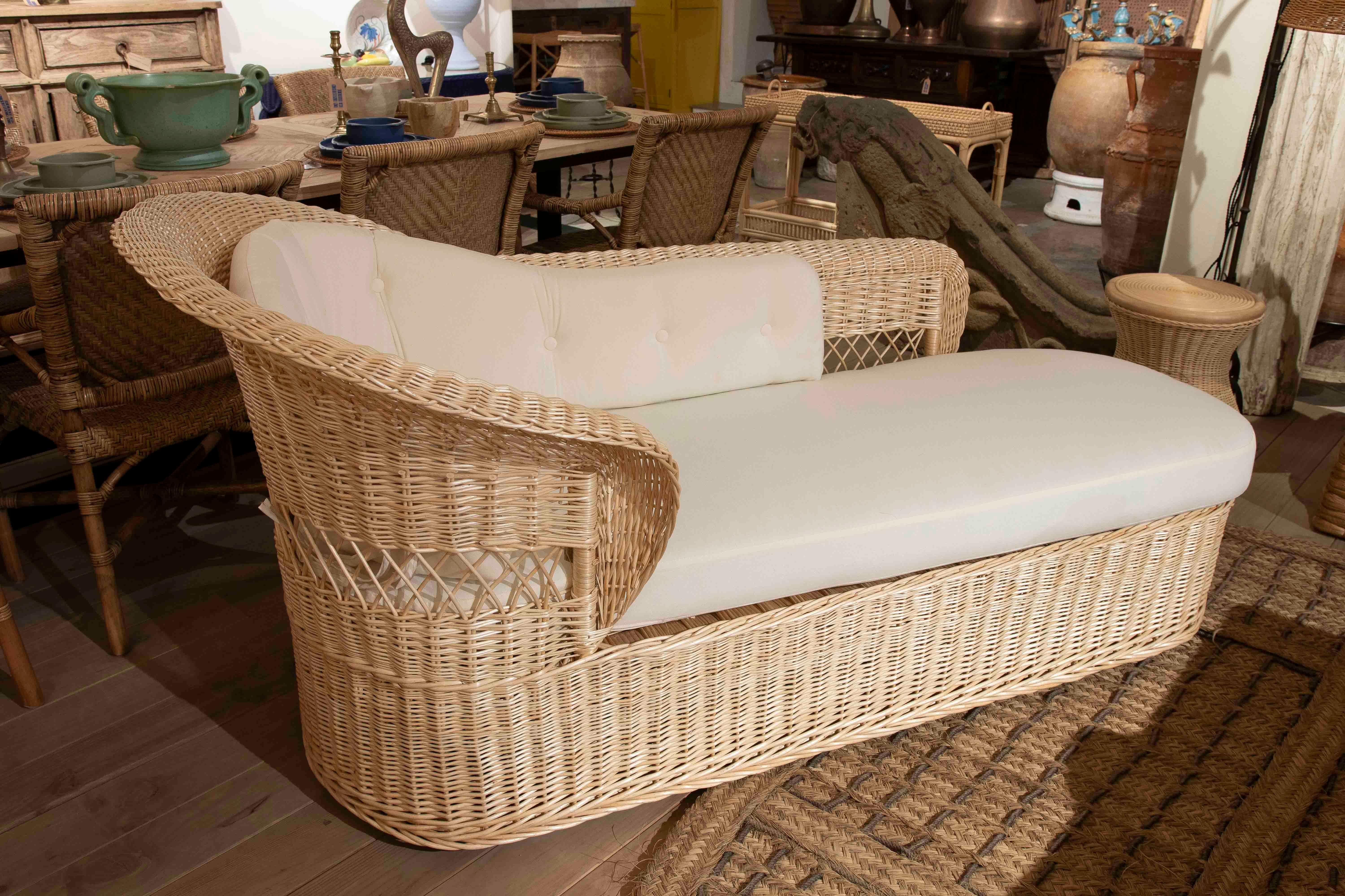 Chaise longue in vimini con cuscini bianchi in vendita 8