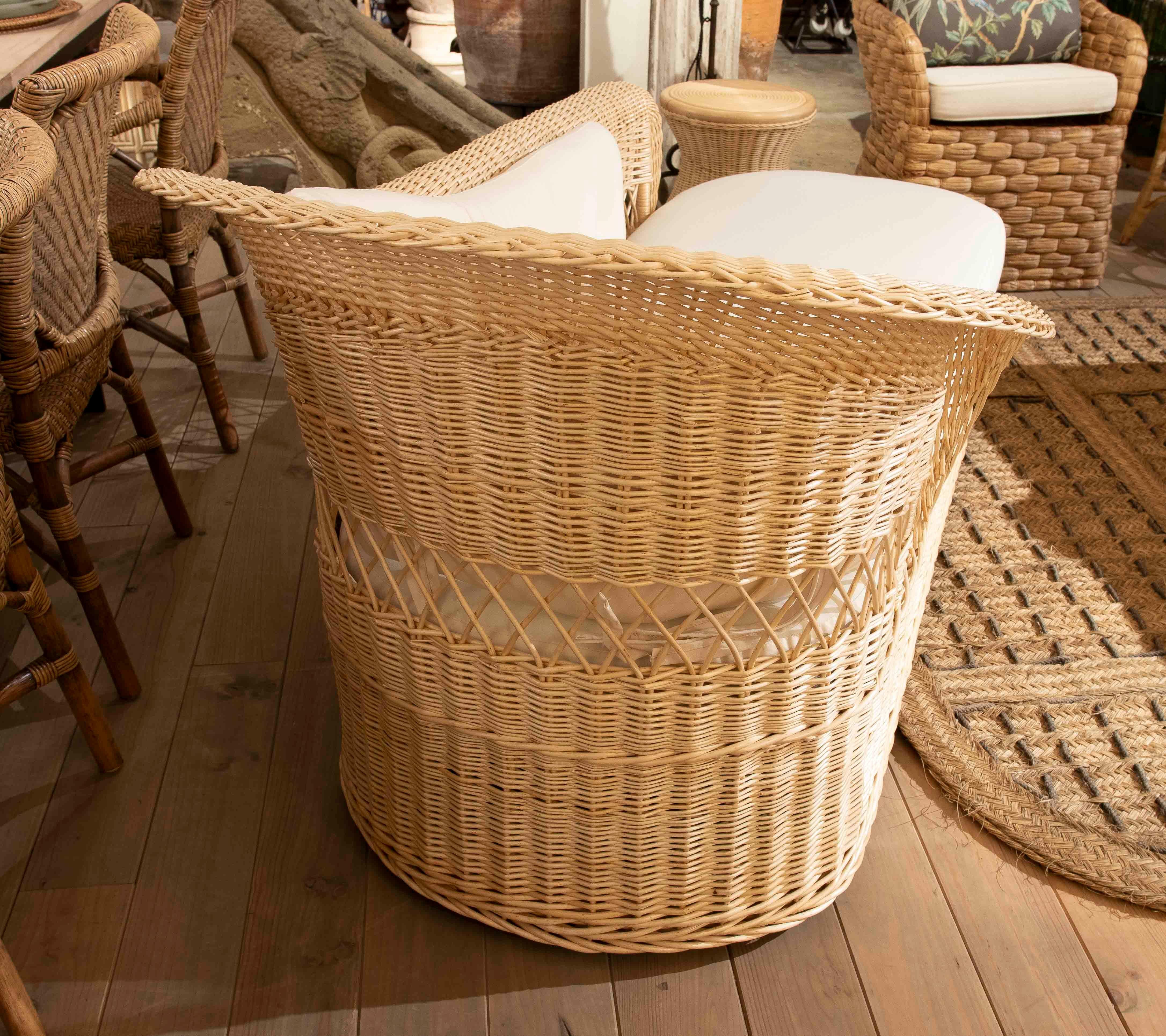Spagnolo Chaise longue in vimini con cuscini bianchi in vendita